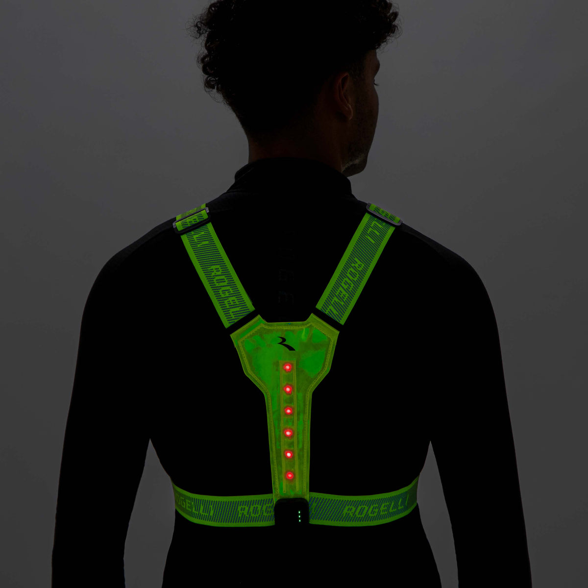 Rogelli Gilet LED USB Éclairage du fluor courant porté à l'arrière dans l'obscurité, ce qui signifie Éclairage est clairement visible.