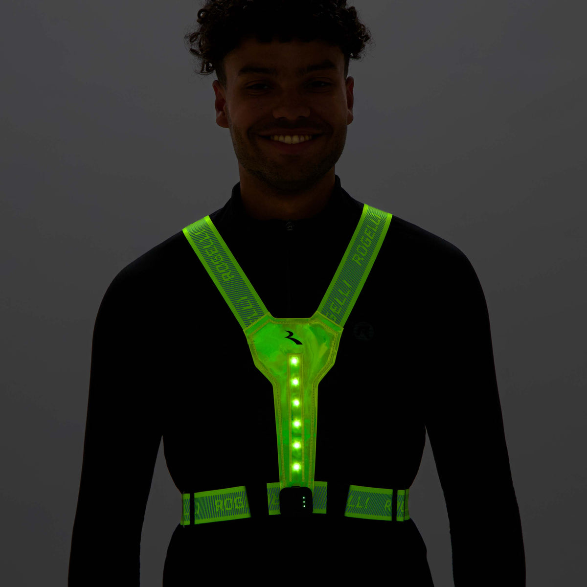 Rogelli Gilet LED USB Éclairage faire fonctionner du fluor porté devant dans l'obscurité, ce qui signifie Éclairage est clairement visible.