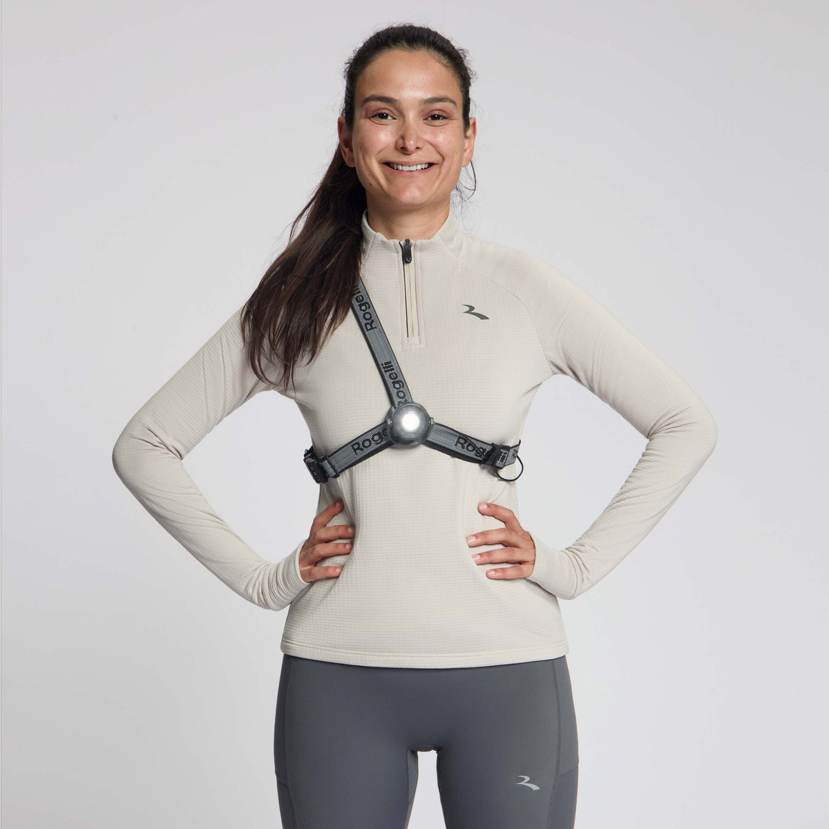 Rogelli runlight 300 ledvest unisex zwart gedragen door vrouw voorkant.