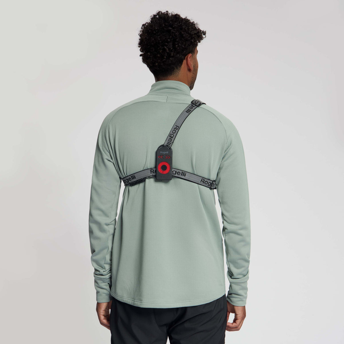 Rogelli runlight 300 ledvest unisex zwart gedragen door man achterkant.