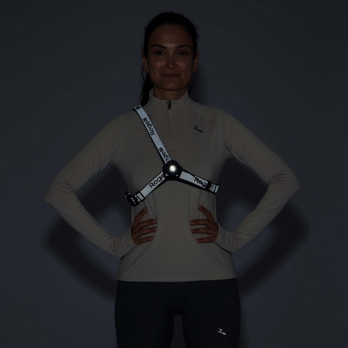 Rogelli runlight 300 ledvest unisex zwart gedragen door vrouw voorkant in het donker.