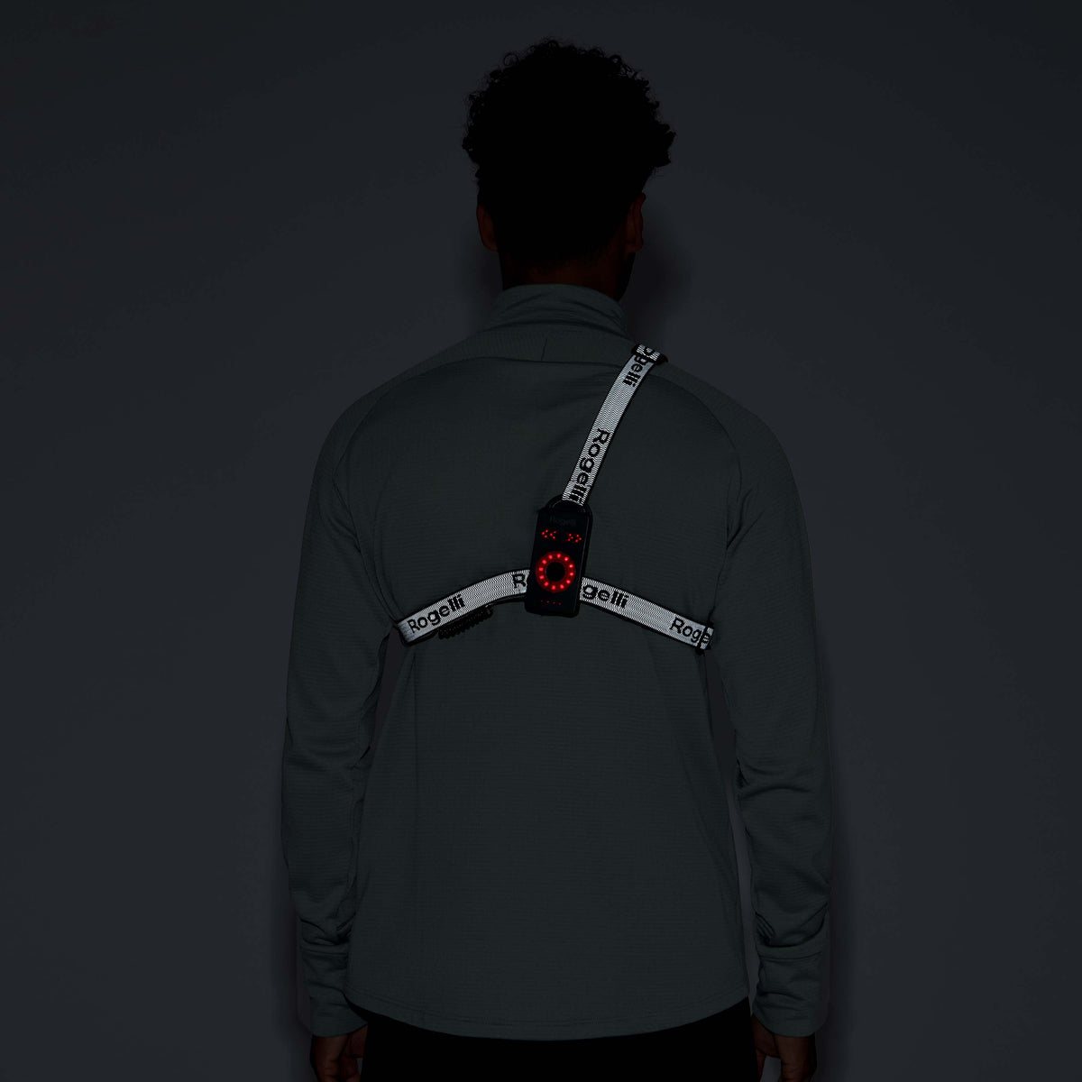 Rogelli runlight 300 ledvest unisex zwart gedragen door man achterkant in het donker.
