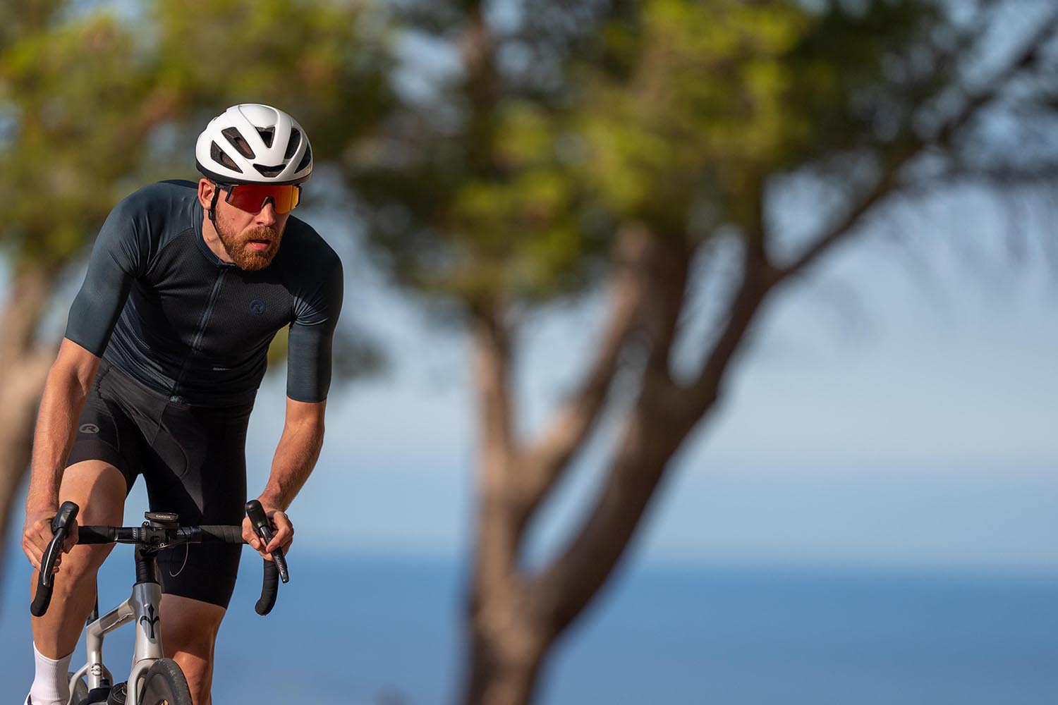 Wielrenner in Rogelli fietsshirt tijdens een intensieve rit in warm weer.