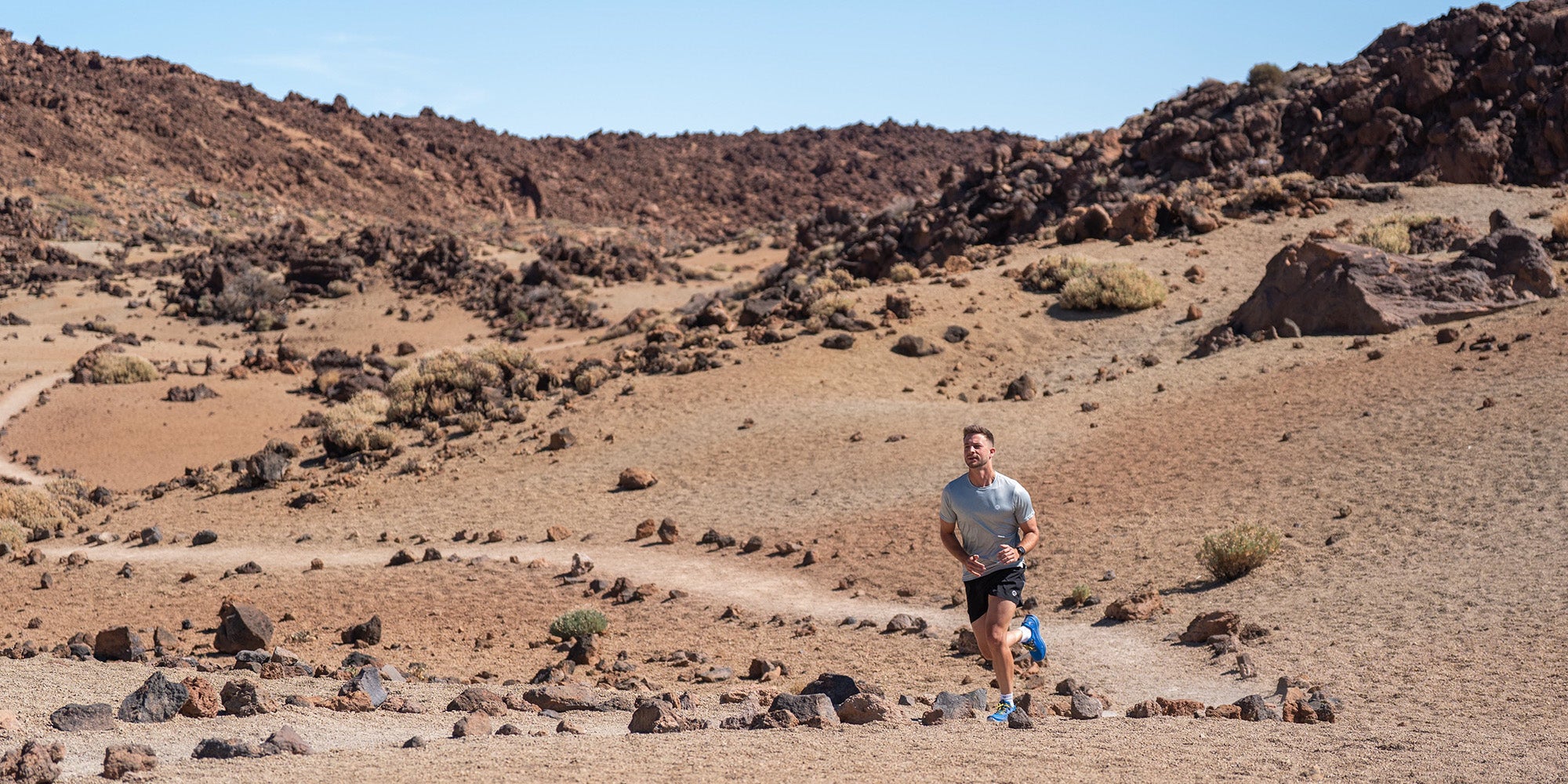 Rogelli hardloopkleding heren tijdens intensieve zomerrun.