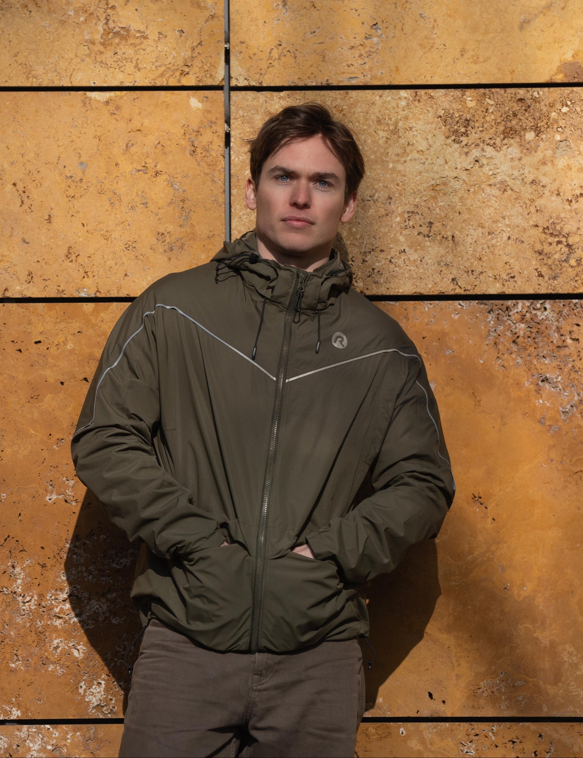 Man met Rogelli Essential Commuter regenjas – betrouwbare regenkleding voor fiets woon-werkverkeer.