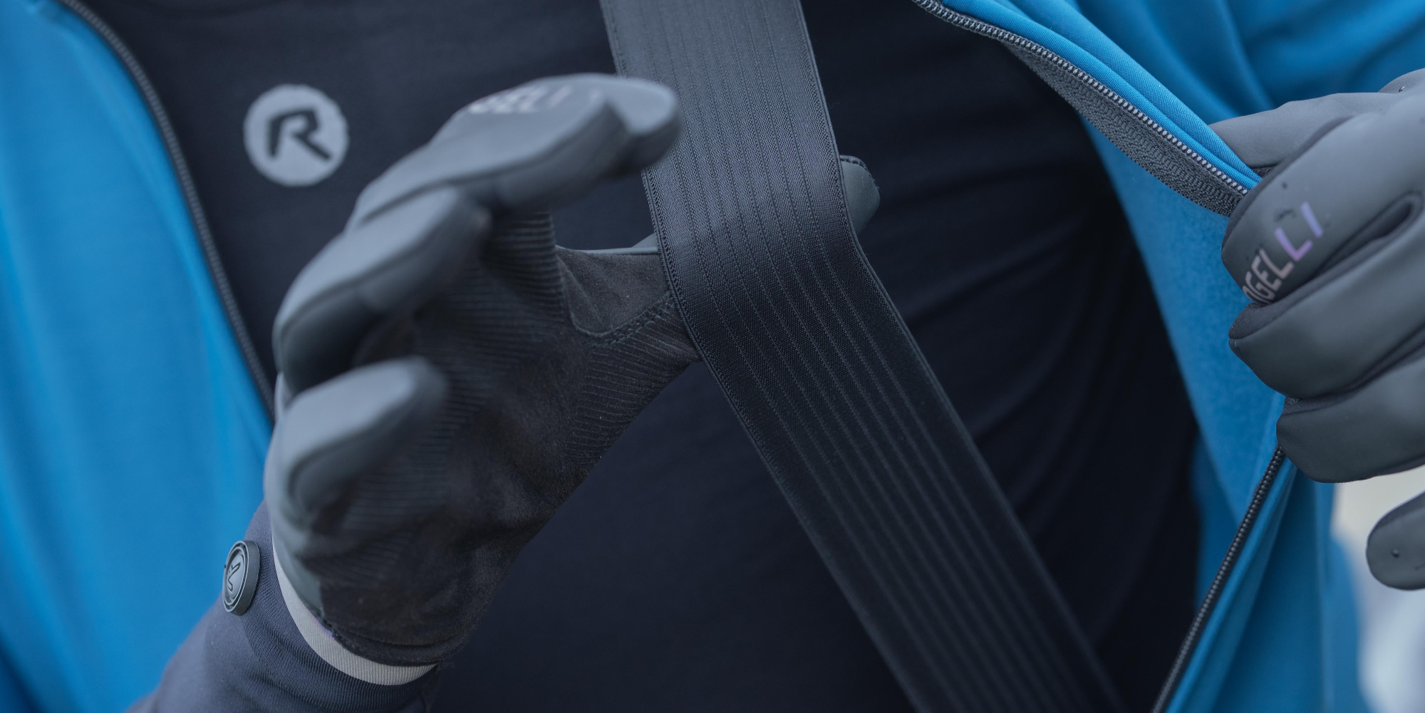 Close-up fietser die de bretels van een Rogelli fietsbroek toont, voor uitleg over fietsbroek met of zonder bretels.