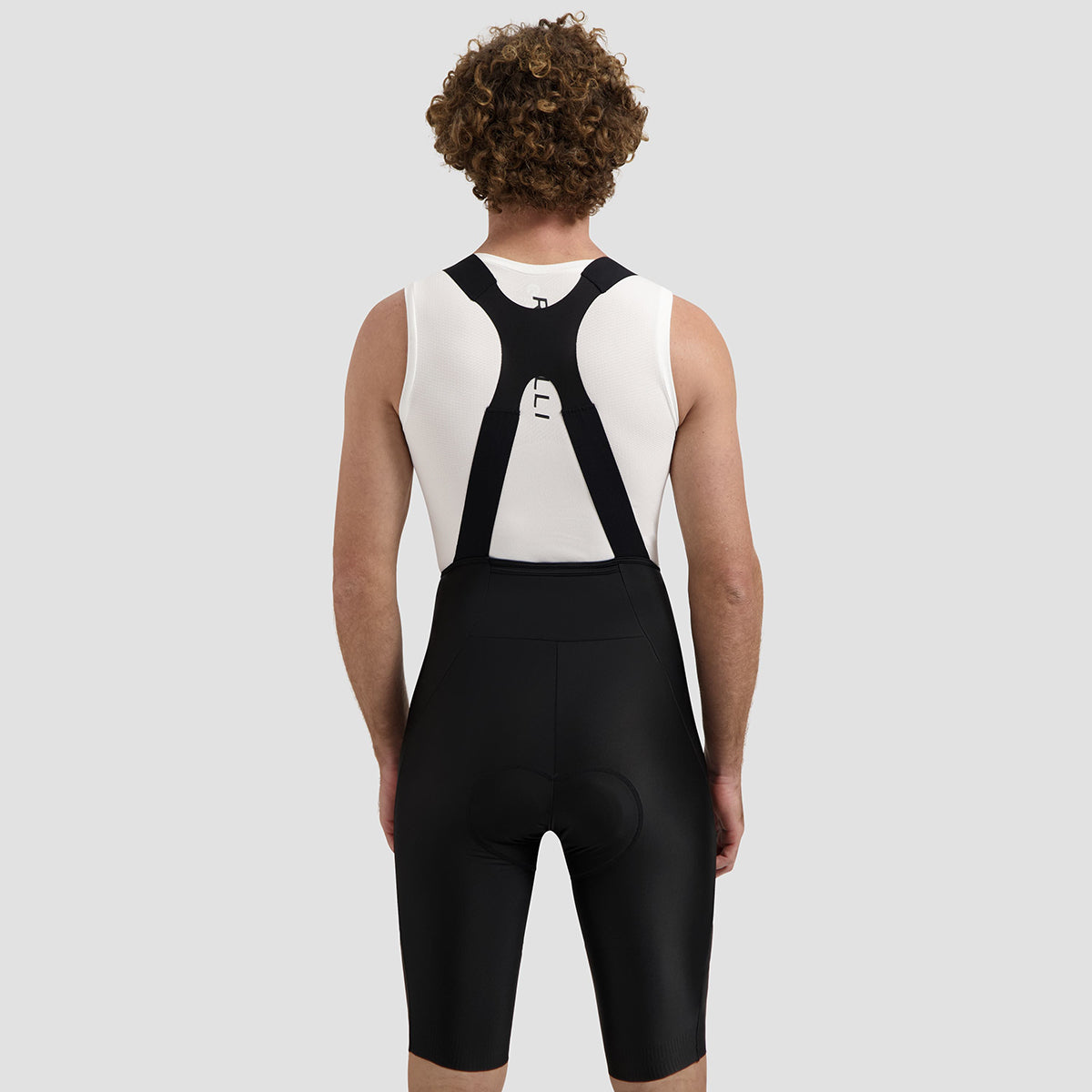 Achterzijde fietsbroek met X-bretels, strak ontwerp dat persoonlijke voorkeur en pasvorm combineert.