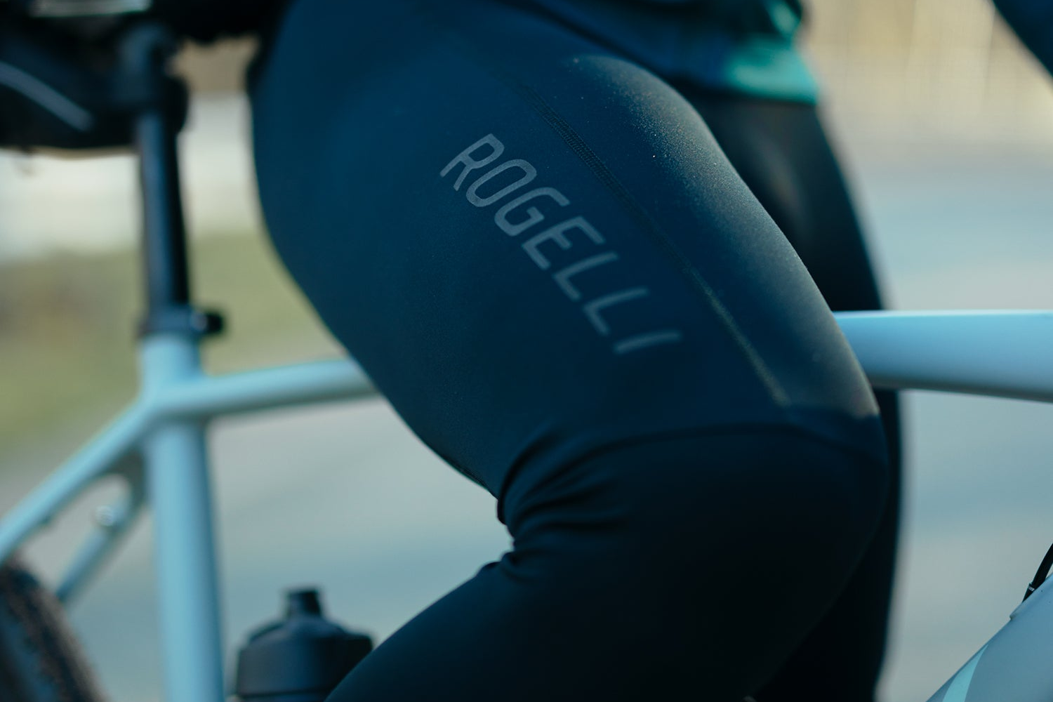 Wielrenner met heren fietsbroek van Rogelli – ontdek alle fietsbroeken voor heren.