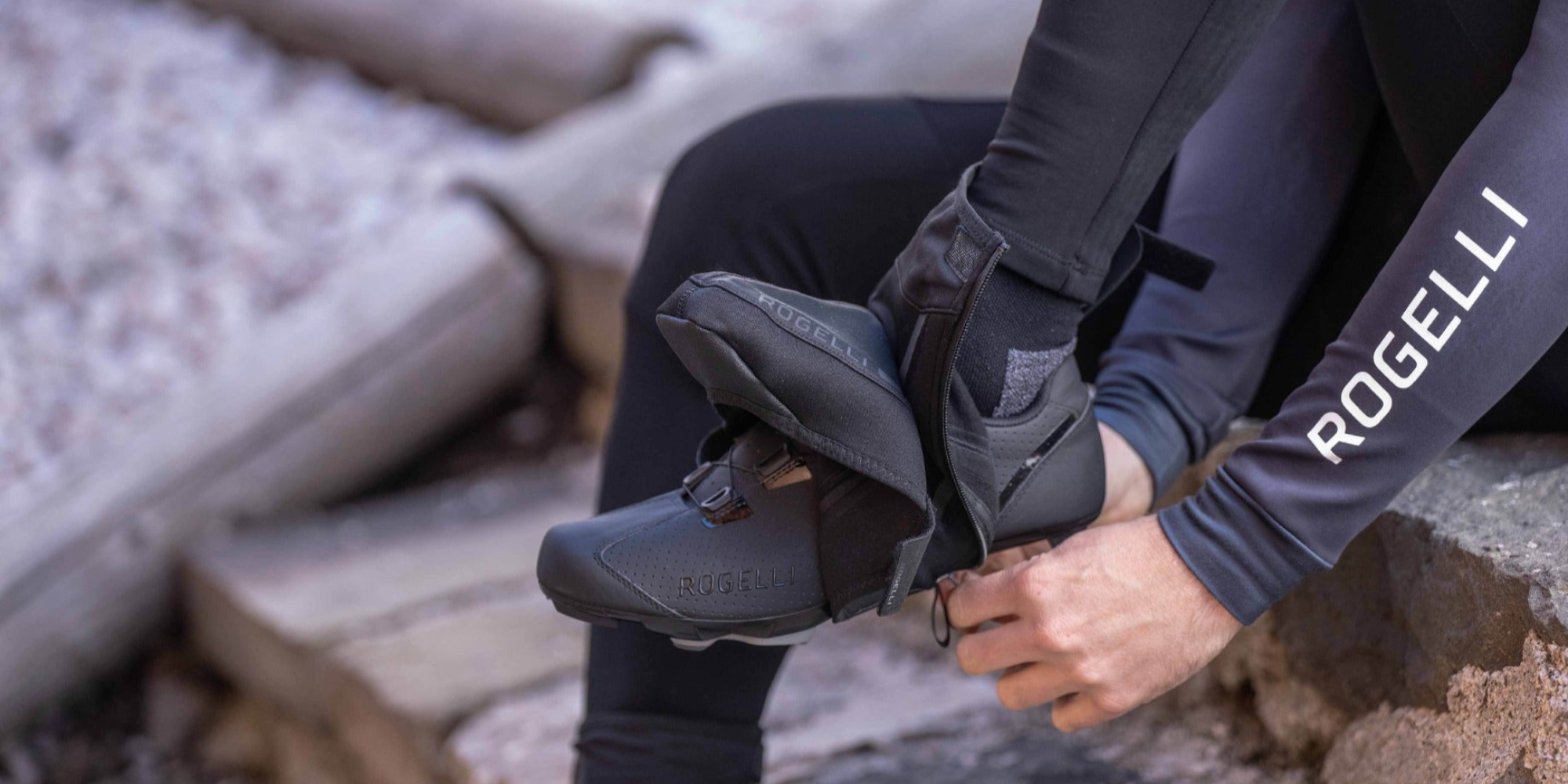 Fietser trekt als laatste onderdeel van wieleroutfit overschoenen aan – stappenplan overschoenen aantrekken wielrennen