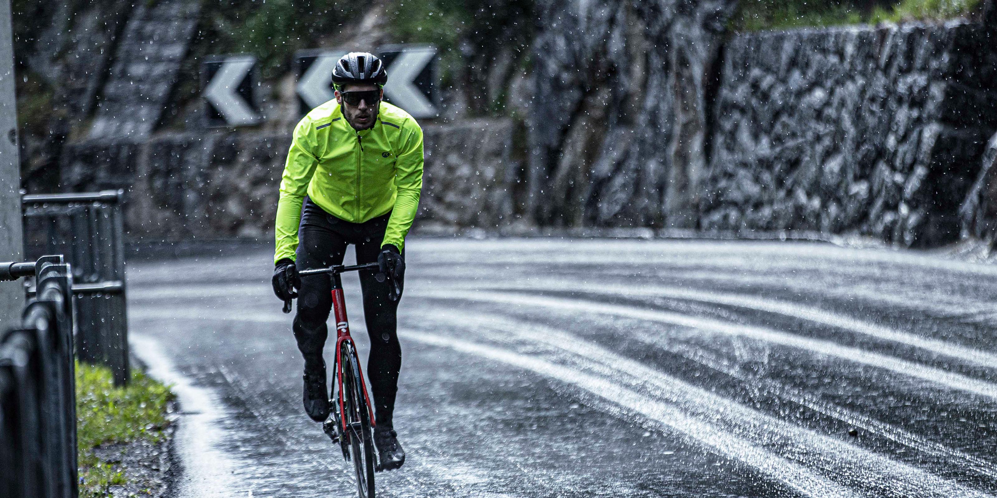 Rogelli Distance regenjack wielrennen houdt mannelijke wielrenner droog tijdens regenrit.