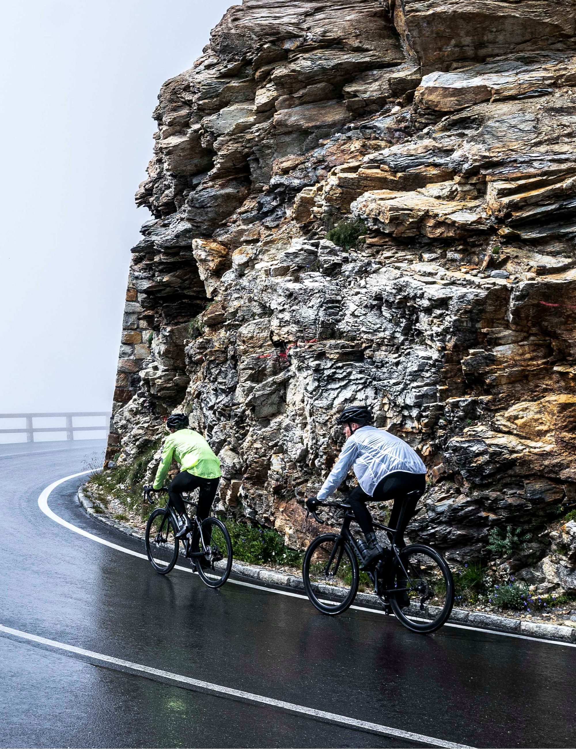 Rogelli Emergency regenjack wielrennen voor heren en dames in geel en transparant.