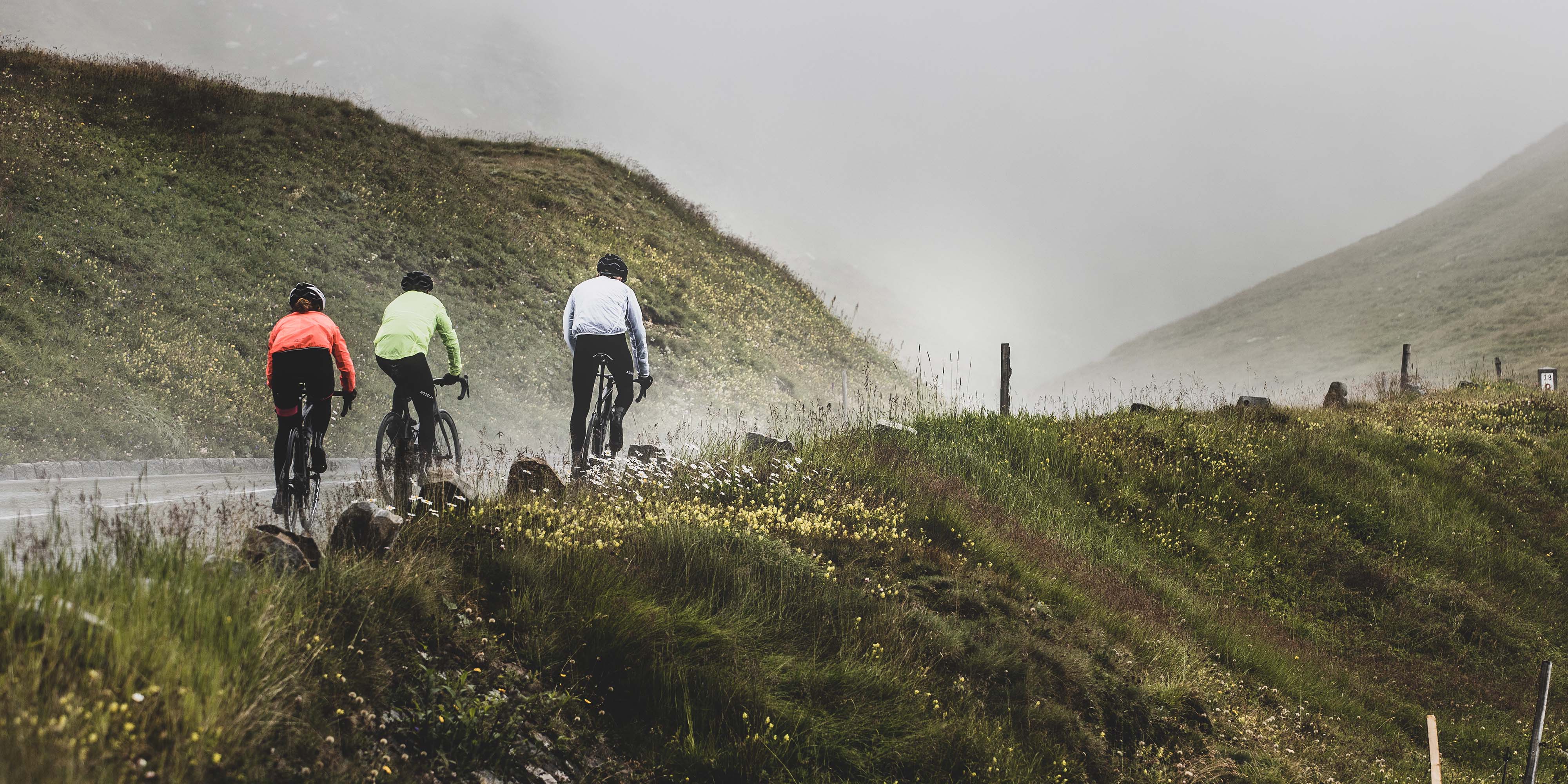 Groep wielrenners met Rogelli regenjacks voor droog en comfortabel fietsen.