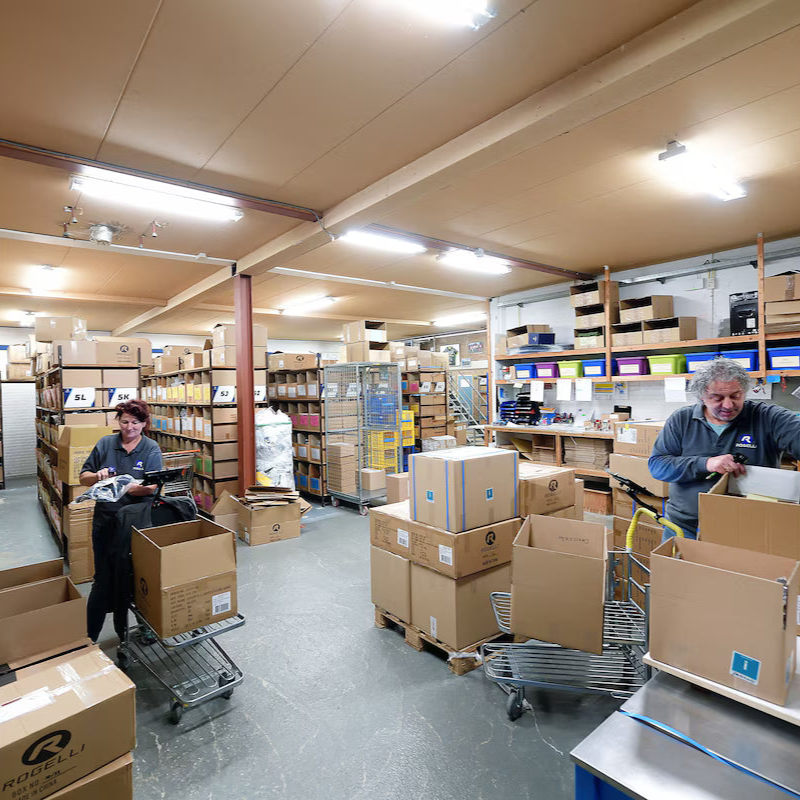 Foto van Jeroen en Collinda in het magazijn in st Willebrord.