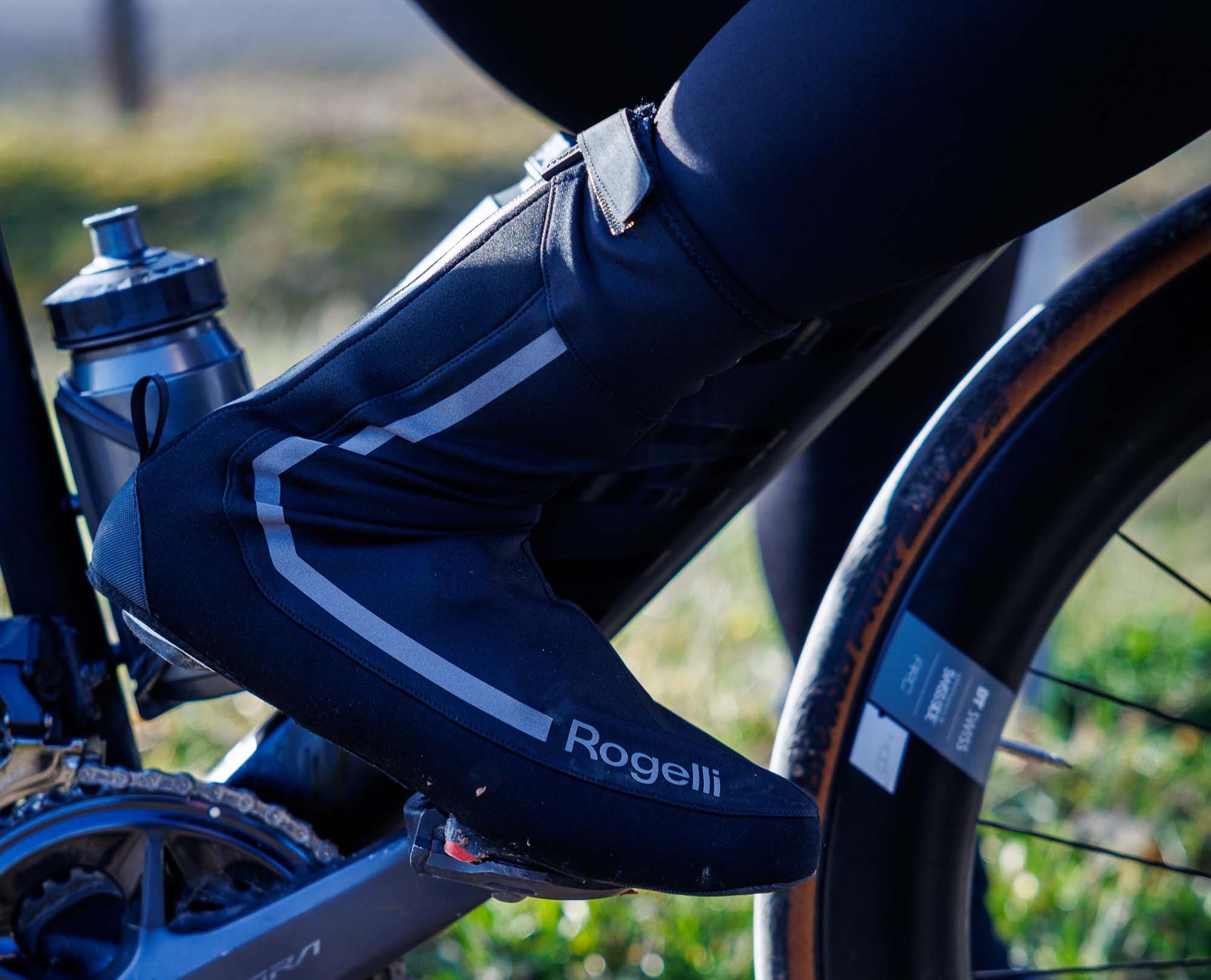 Rogelli overschoenen voor extra bescherming en warmte tijdens het fietsen in koud weer.