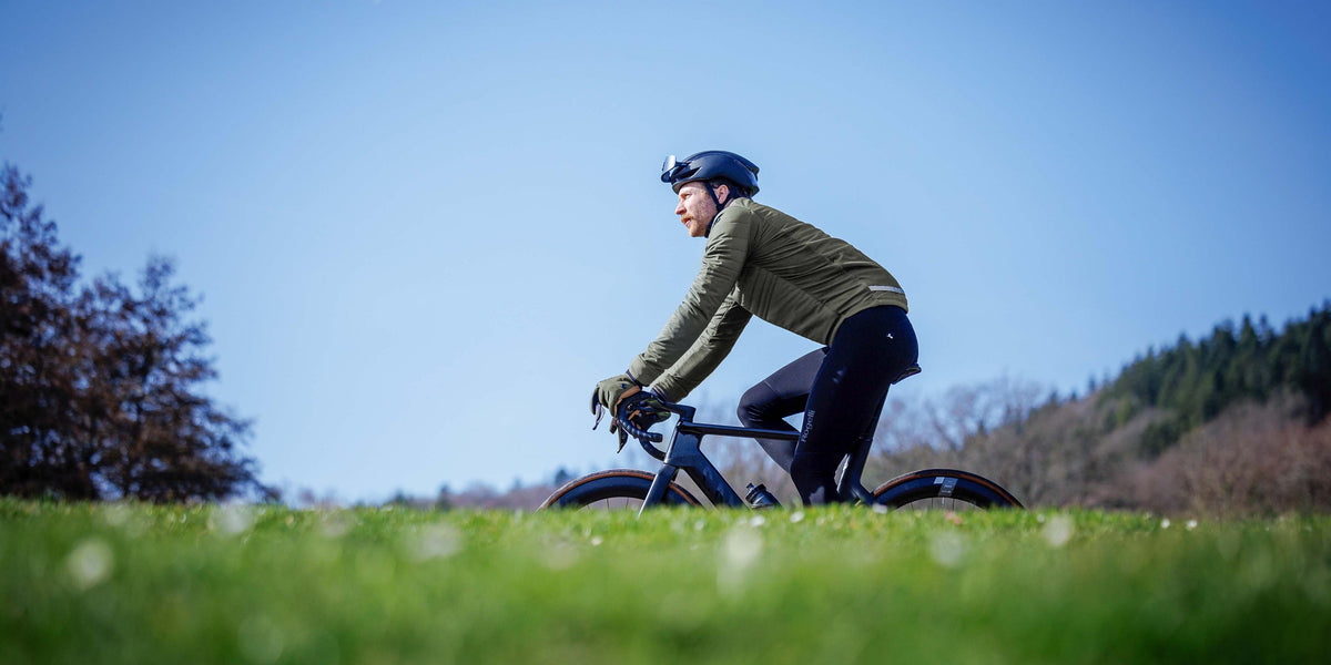 Man in Rogelli fietsjack heren tijdens een rit op de racefiets in koelere omstandigheden.