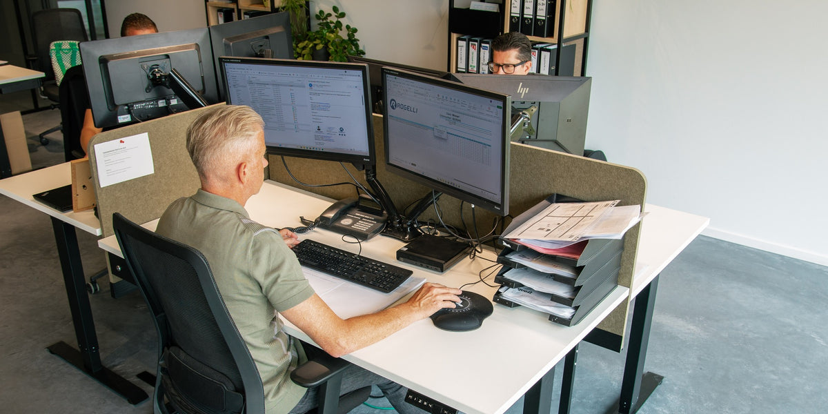 Accountmanager Custom aan het werk met collega's op de afdeling.