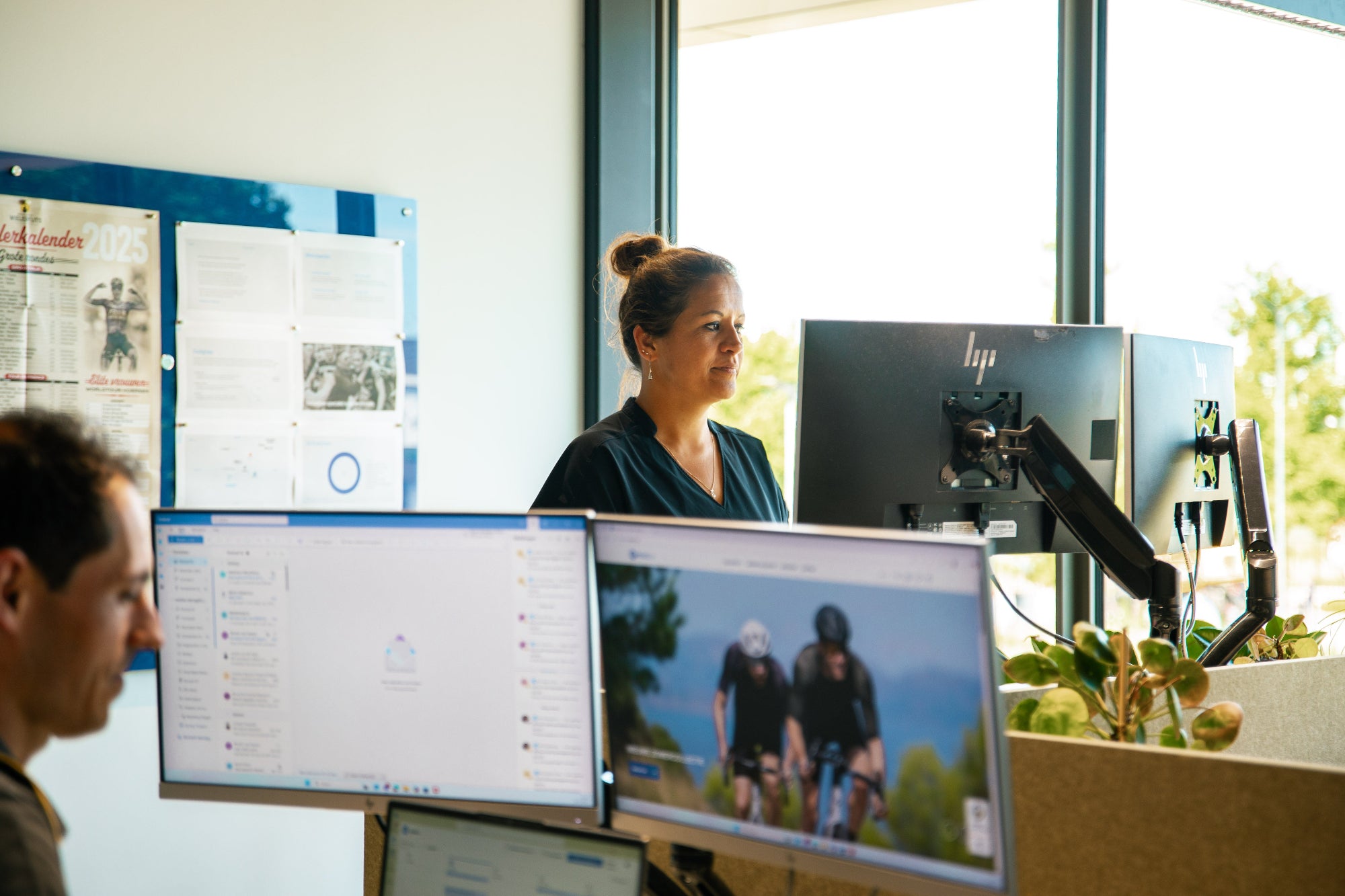 Foto van Hanneke achter een bureau voor de vacature stage e-commerce.