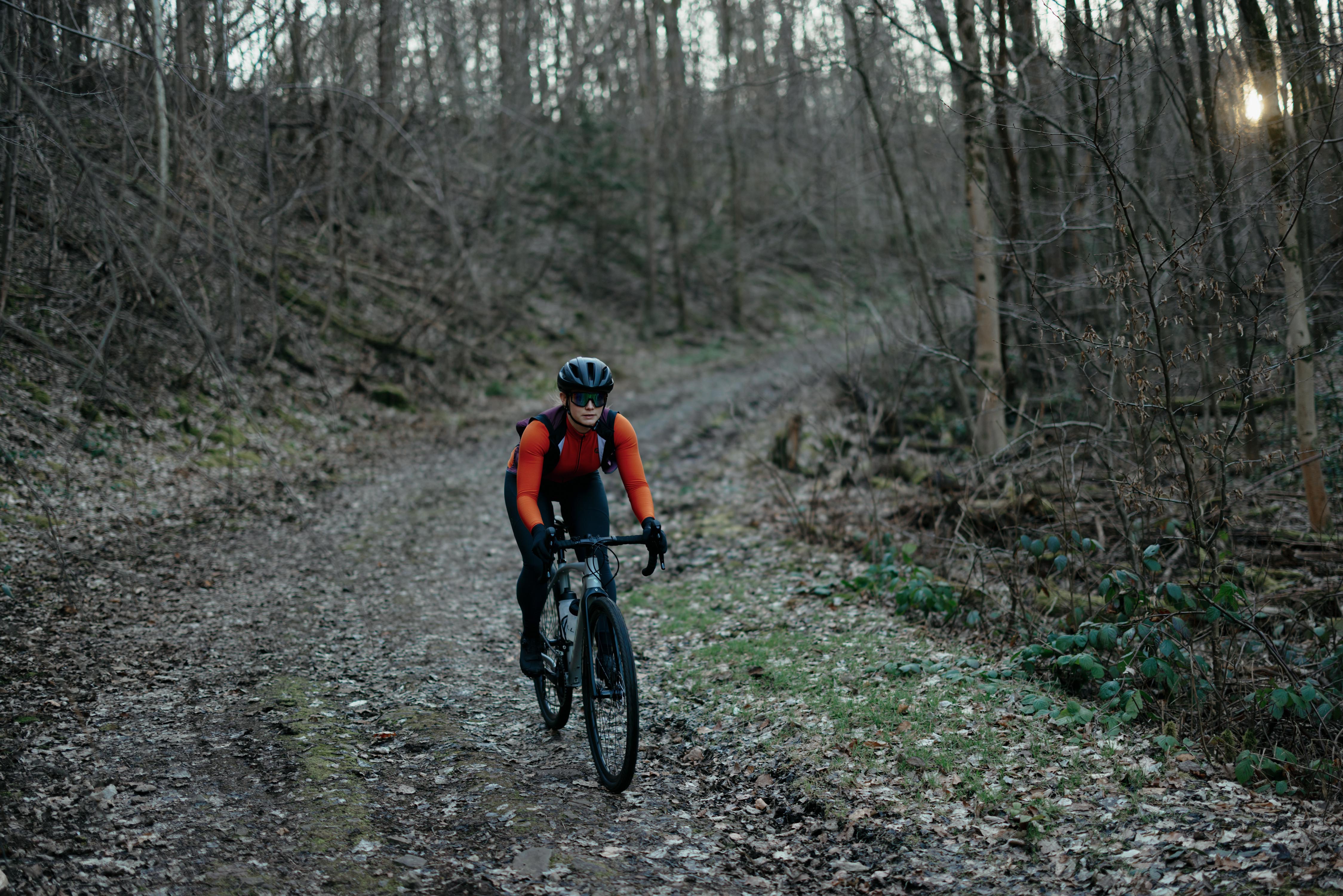 Fietser in de bossen met Rogelli fietskleding – context verschil regenjack en windjack wielrennen.