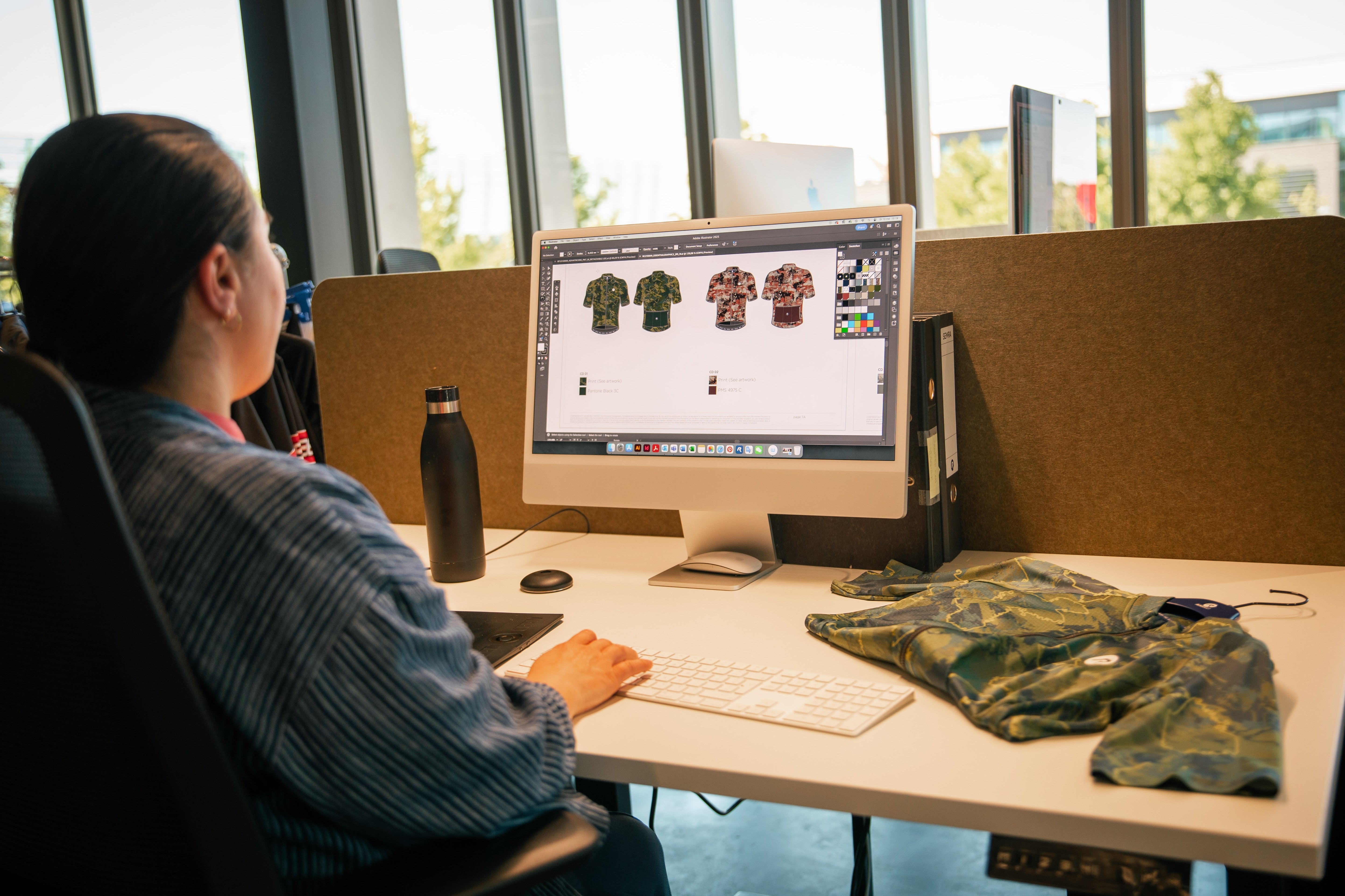 Foto van Semra aan het werk voor de 'werken bij' pagina.