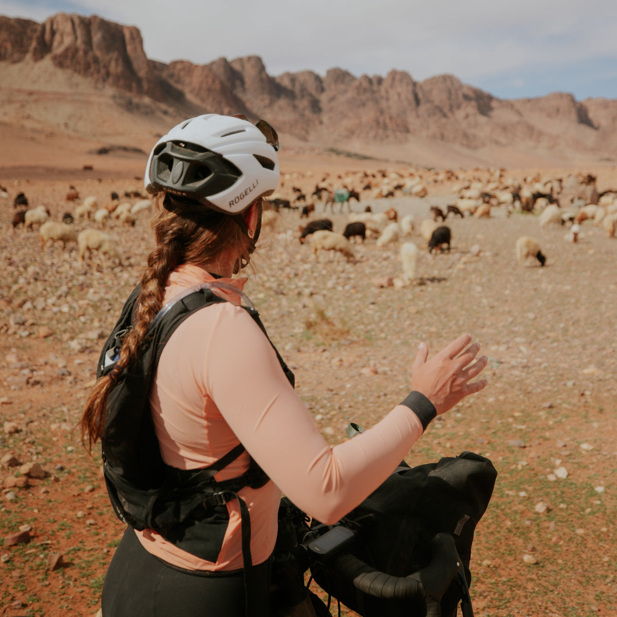Claire tijdens haar bikepack avontuur in Marokko en even geniet van een rustmoment met prachtig uitzicht.