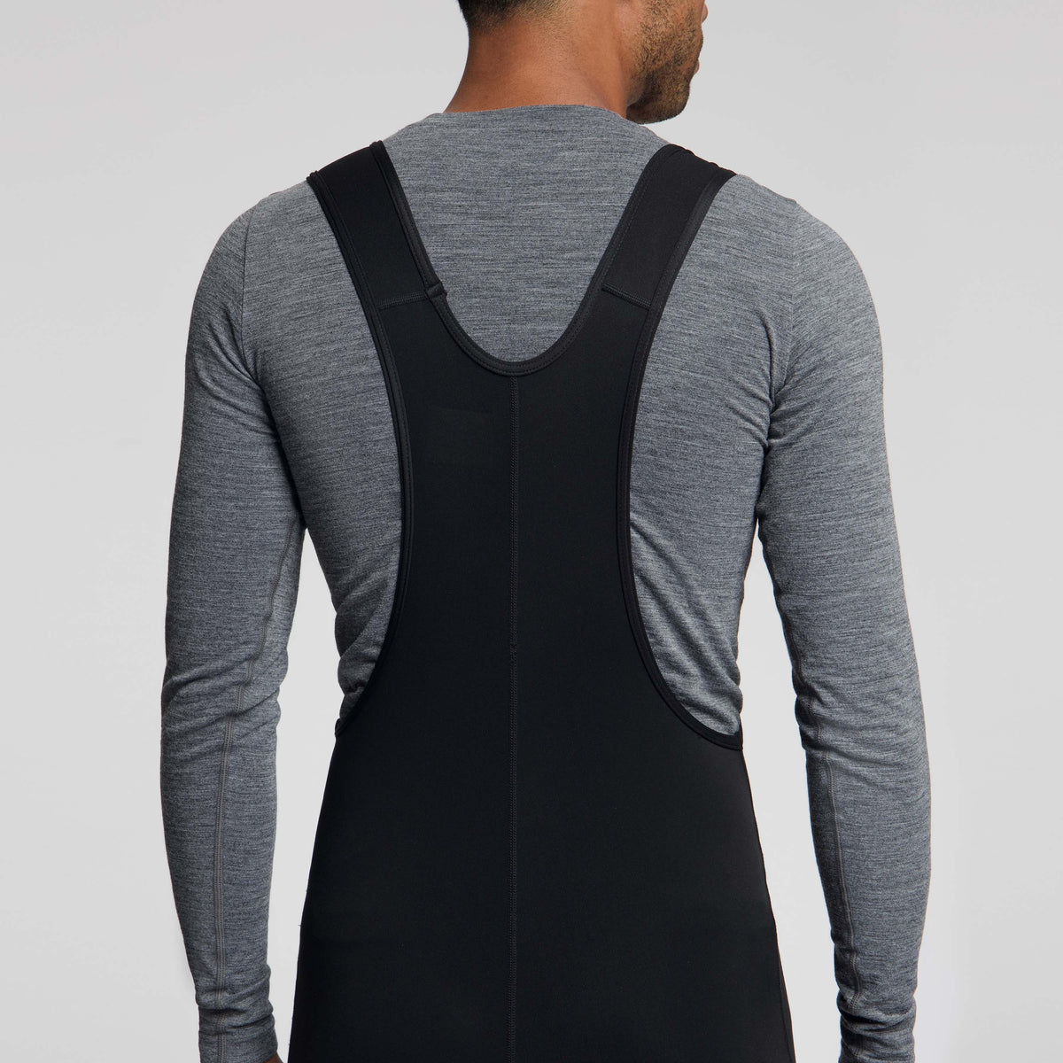 Detail bretels achterkant Rogelli Core lange fietsbroek heren zwart gedragen.