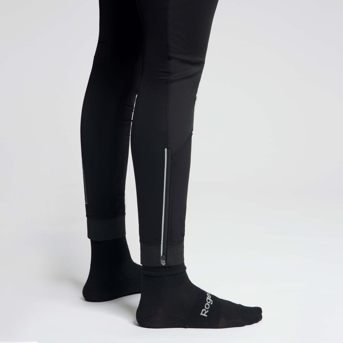 Detail rits broekspijp Rogelli Artico lange fietsbroek zonder zeem heren zwart gedragen voorkant.
