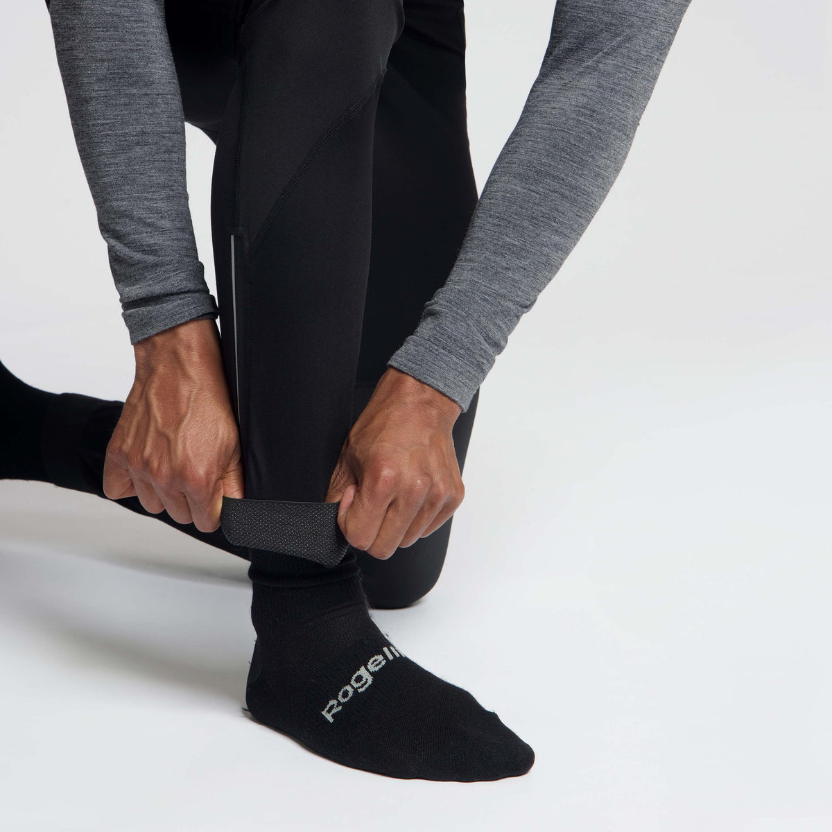 Detail broekspijp Rogelli Artico lange fietsbroek zonder zeem heren zwart gedragen voorkant.