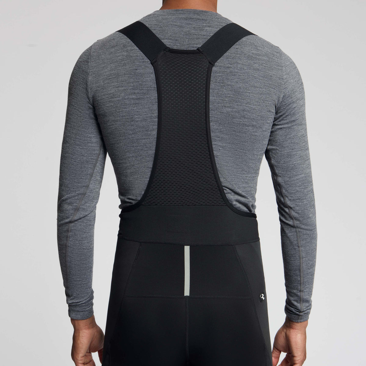 Detail Rogelli Artico lange fietsbroek zonder zeem heren zwart gedragen achterkant.