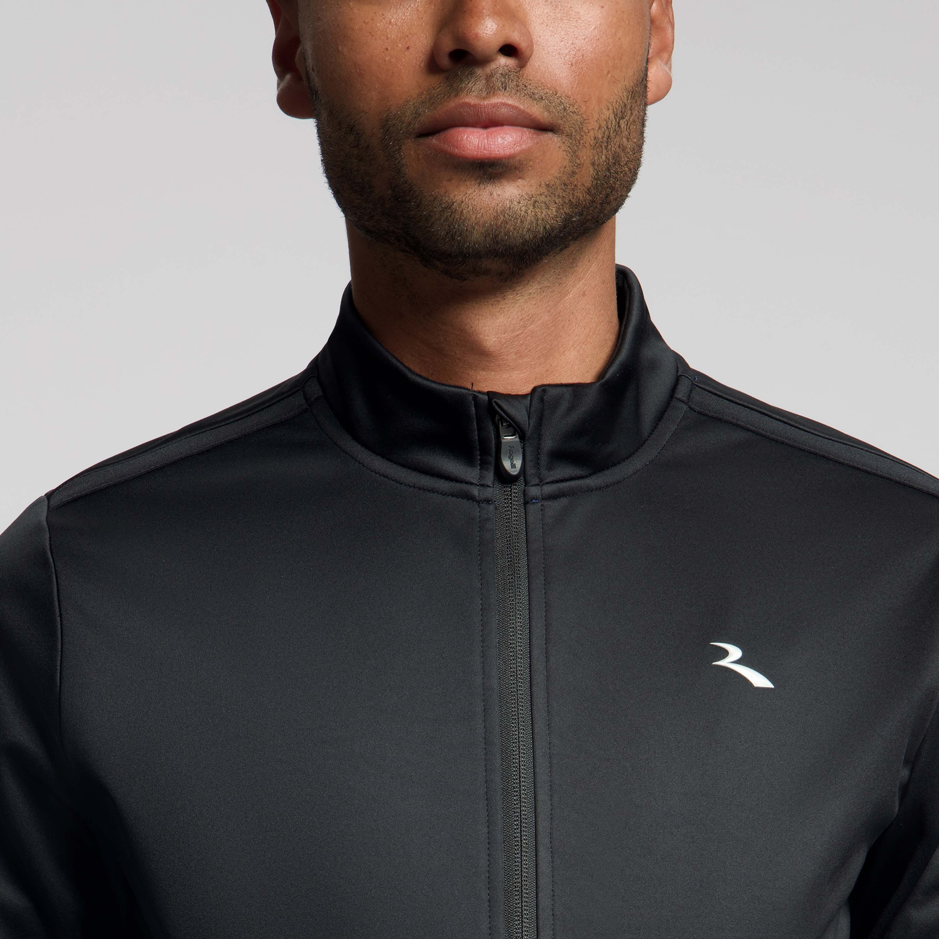 Detail Rogelli Core fietsjack heren zwart gedragen voorkant.