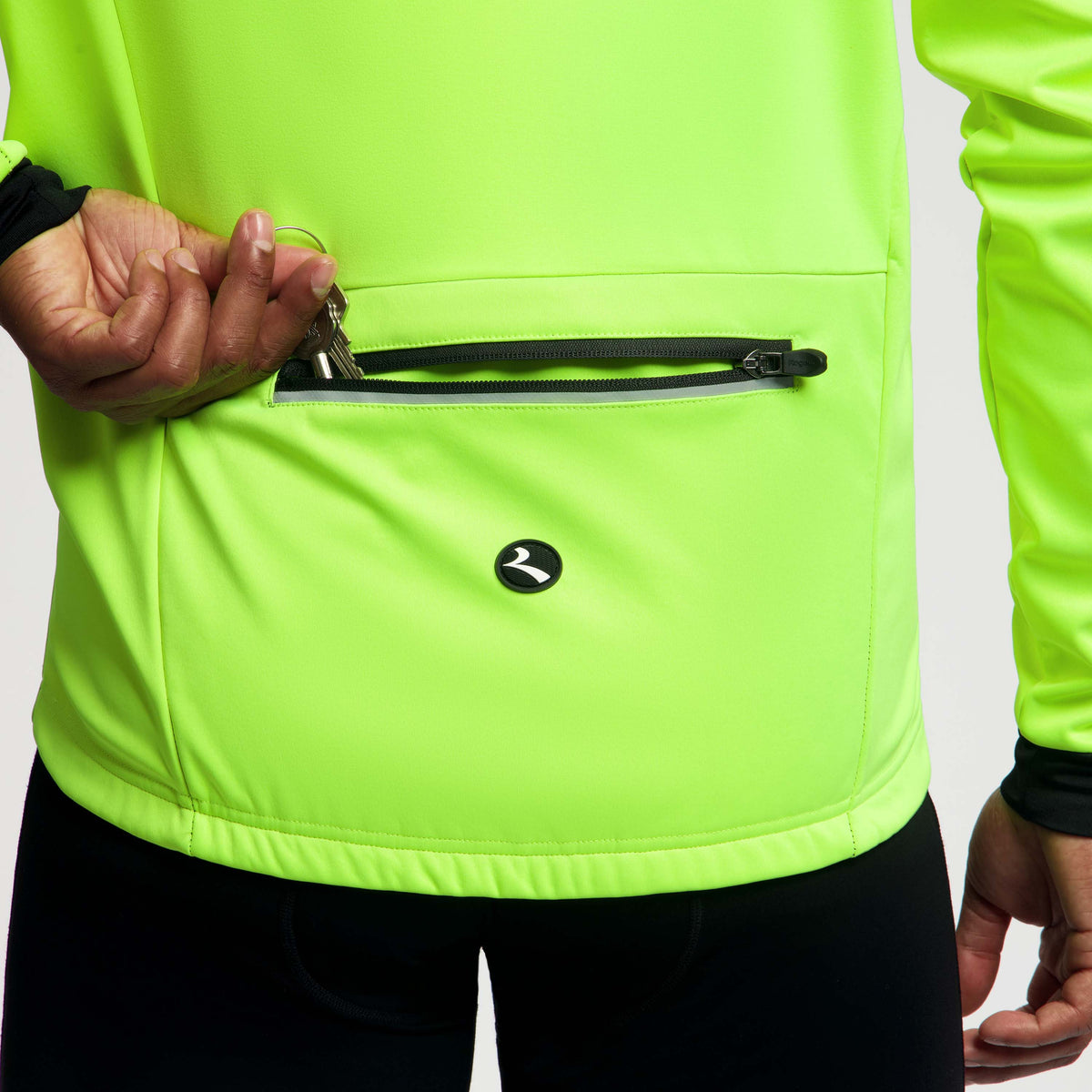 Detail Rogelli Core fietsjack heren fluor gedragen achterzak met rits.