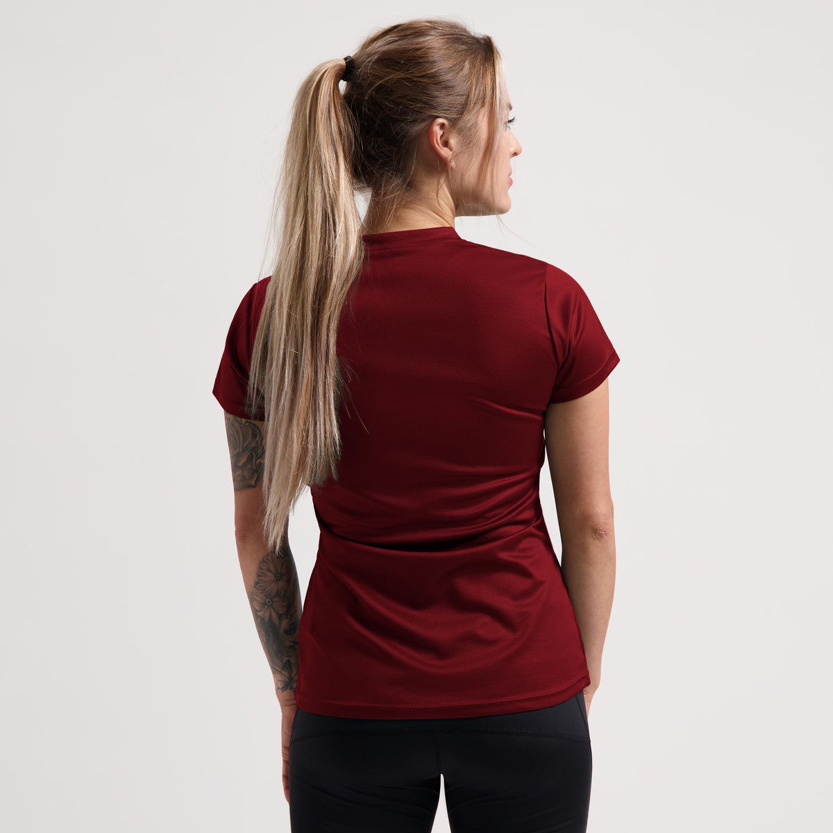 Rogelli Promo chemise Manches courtes Femme bordeaux porté au dos.