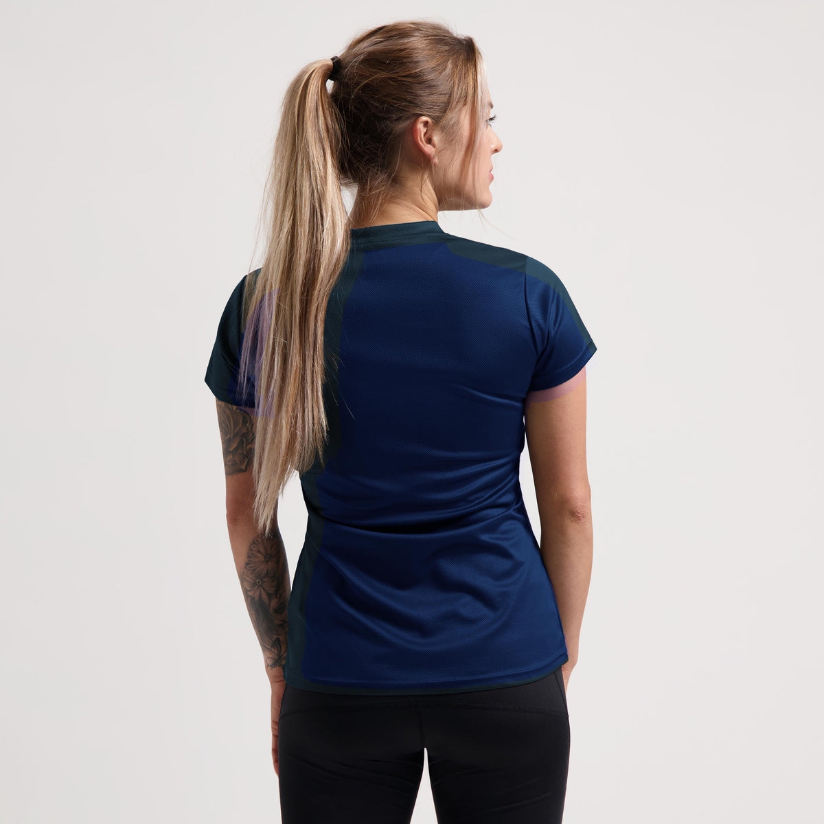Rogelli Promo chemise Manches courtes Femme bleu foncé porté au dos.