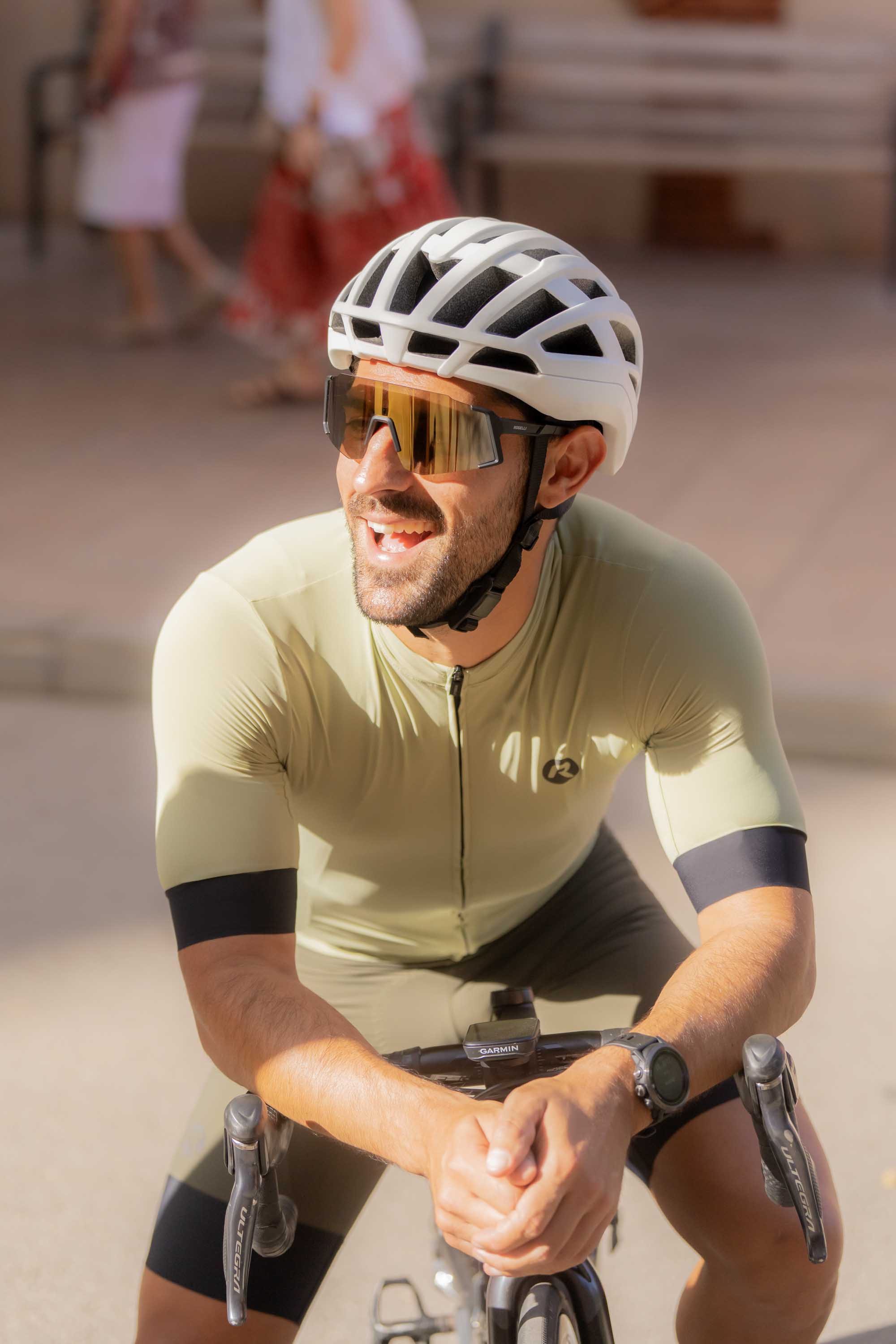 Foto van een lachende fietser die een Signature shirt draagt.