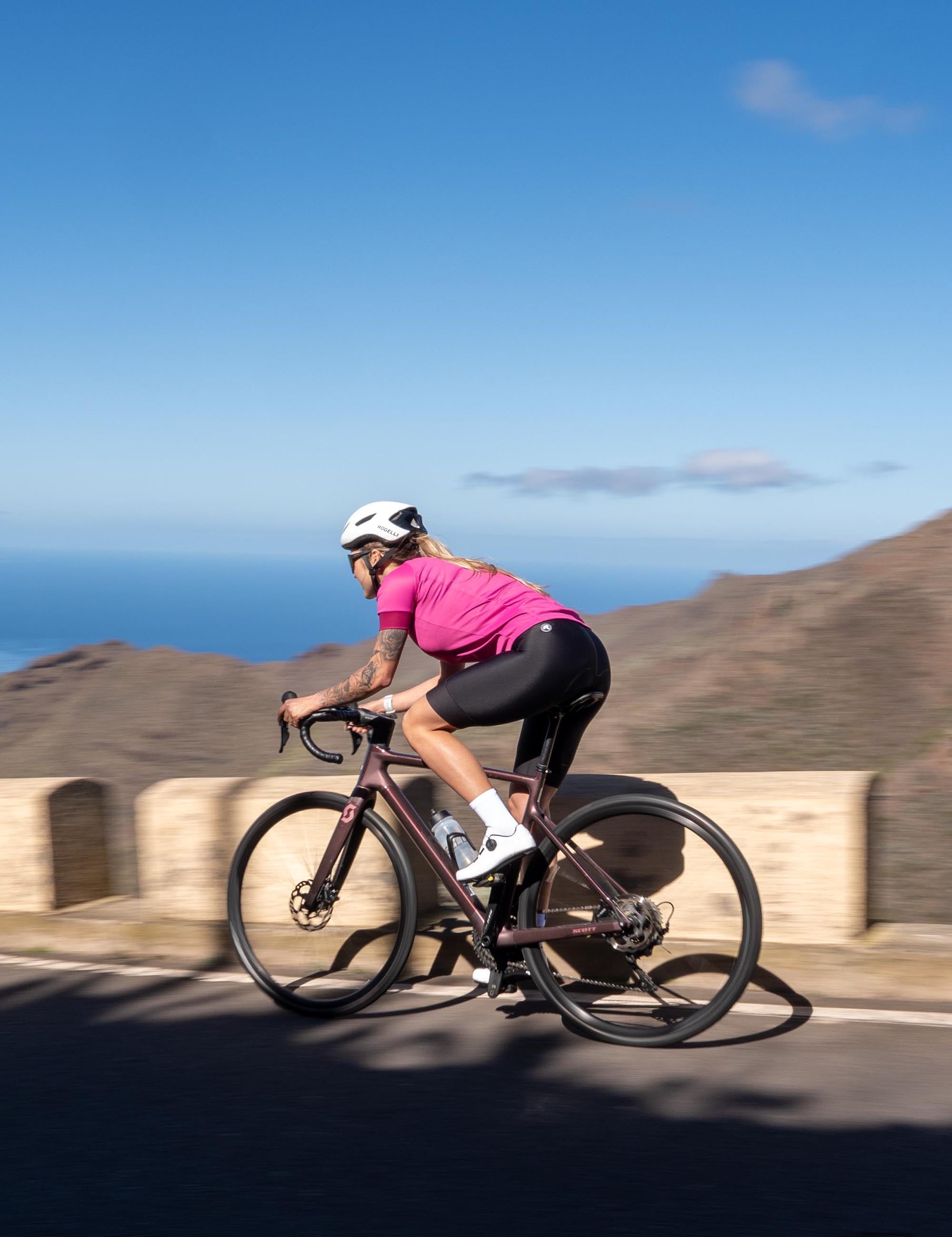Dames fietsbroek voor comfortabele ritten met een perfecte aansluitende pasvorm en bijpassend fietsshirt.