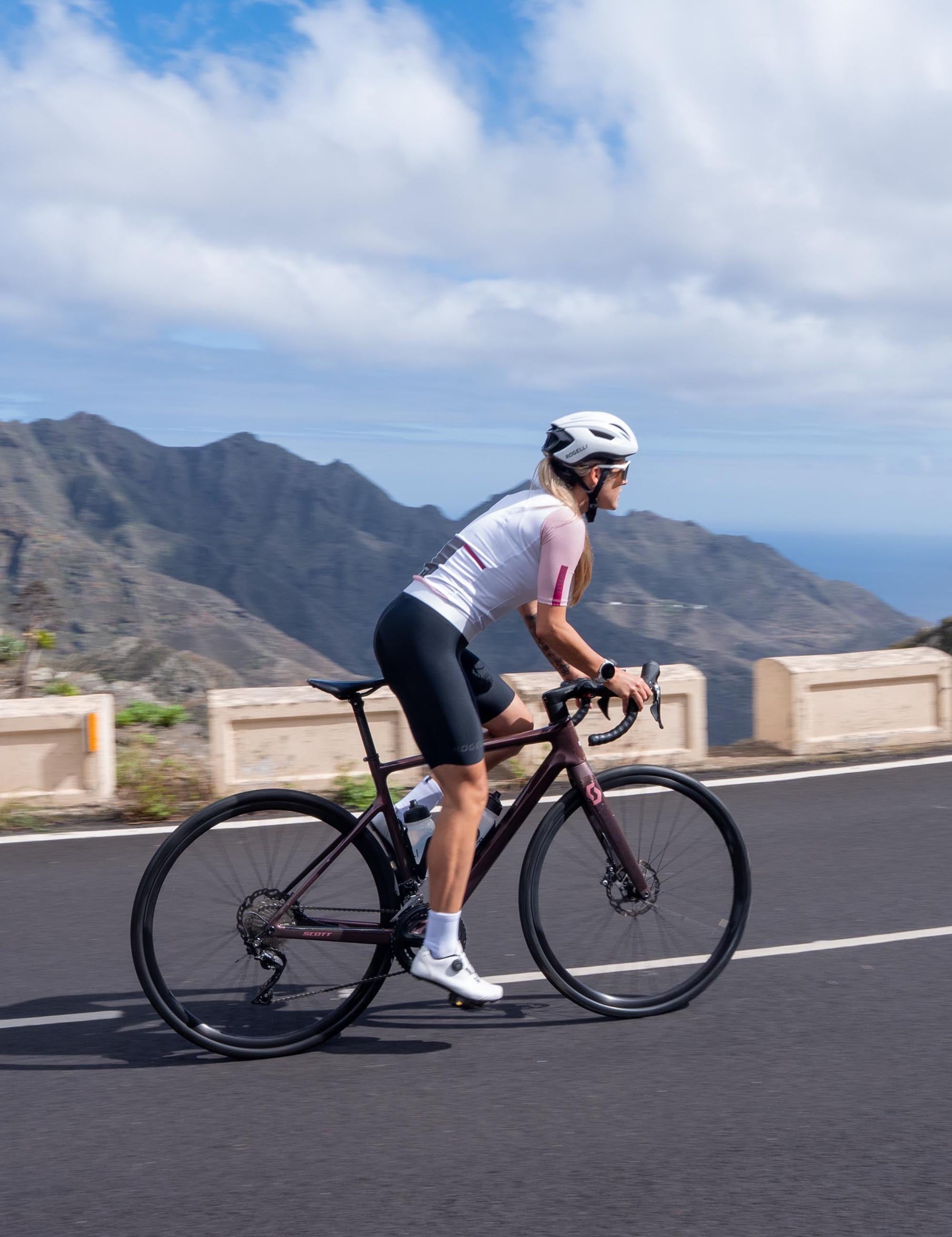Ervaar optimaal draagcomfort met deze stijlvolle dames fietsbroek en bijpassend fietsshirt.