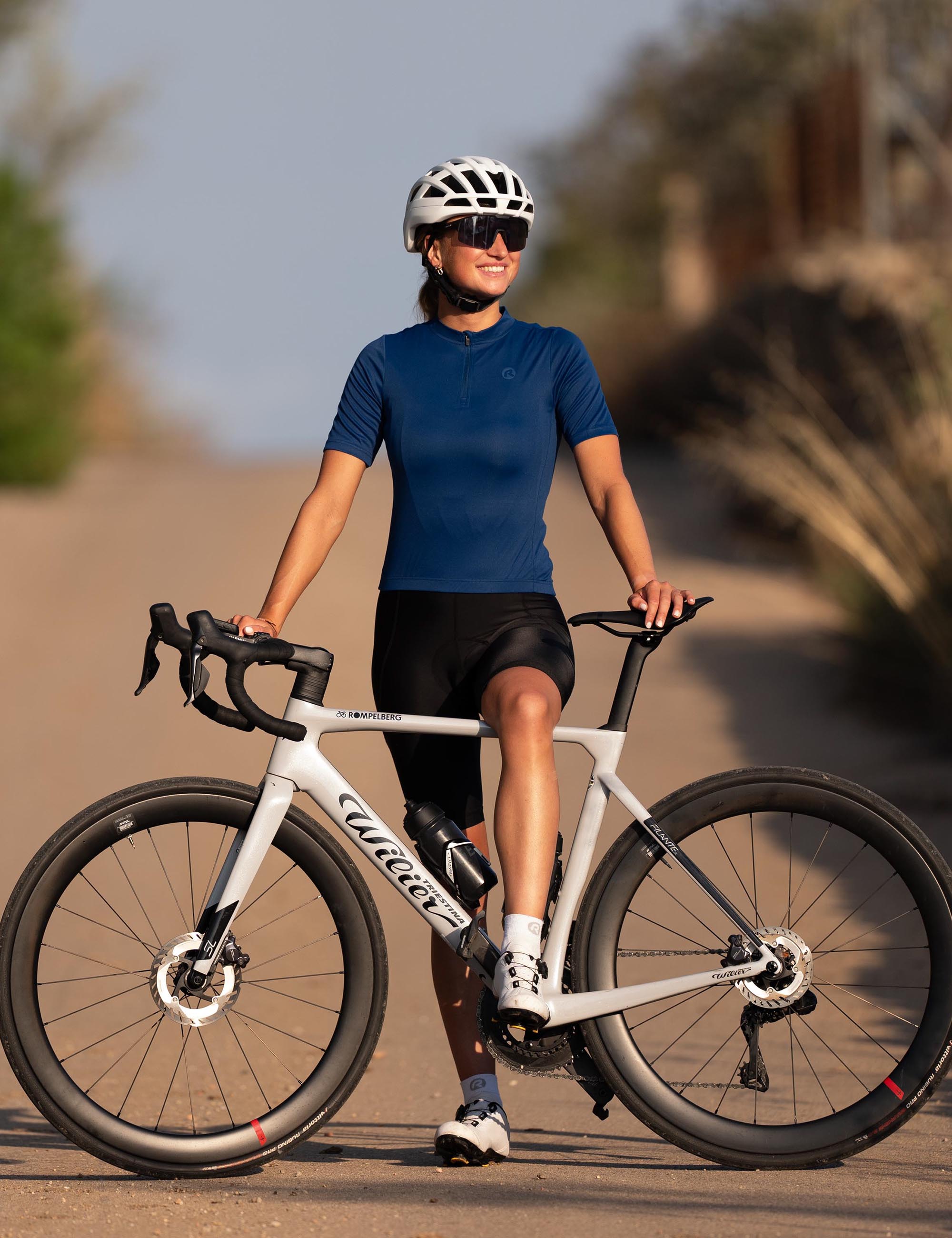 Rogelli Core dames fietskleding set met blauw shirt en zwarte broek, comfortabele pasvorm voor ontspannen ritten.