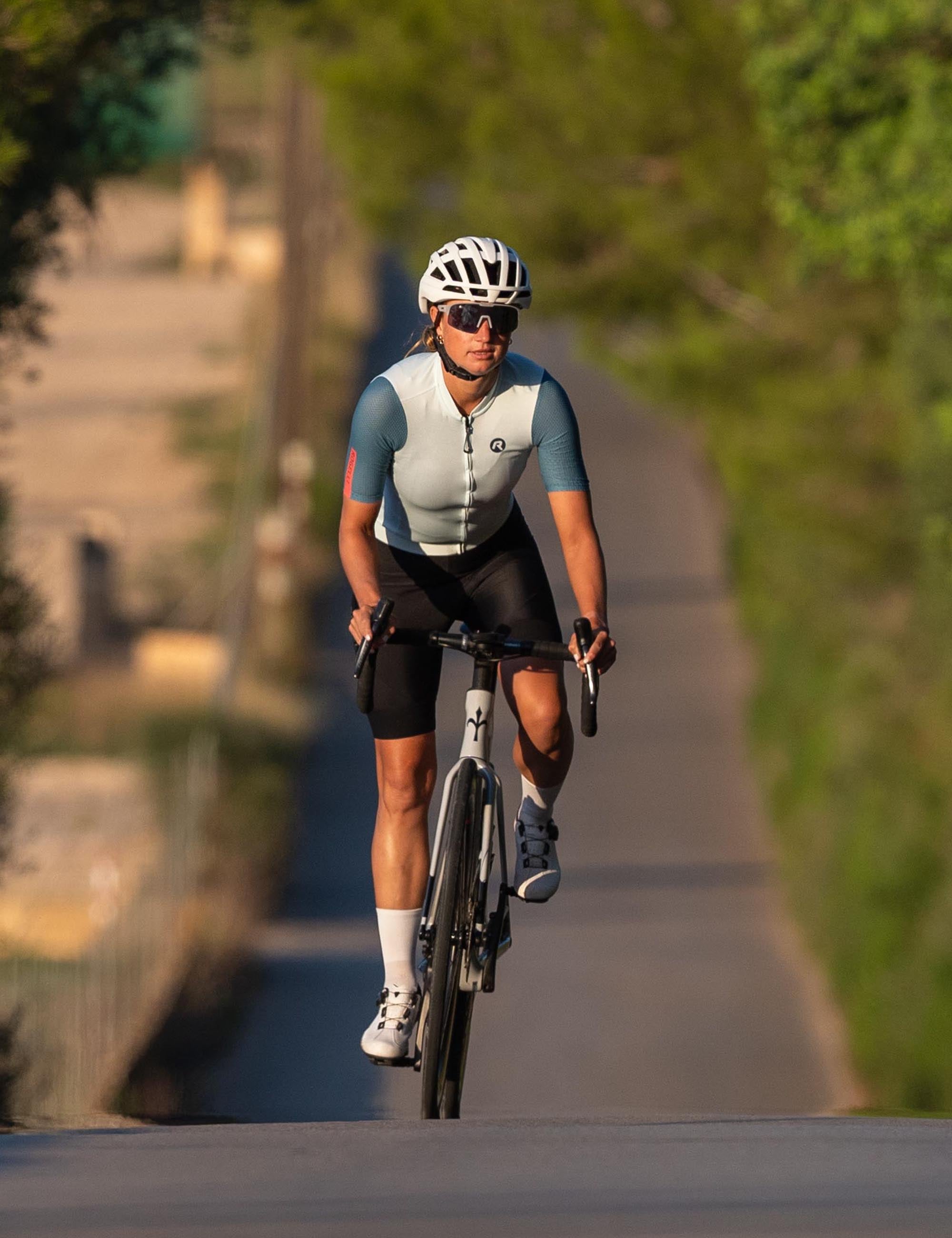 Rogelli dames fietskleding set met Fast shirt en zwarte Essential broek, genieten van het wielrennen in frisse kleuren.