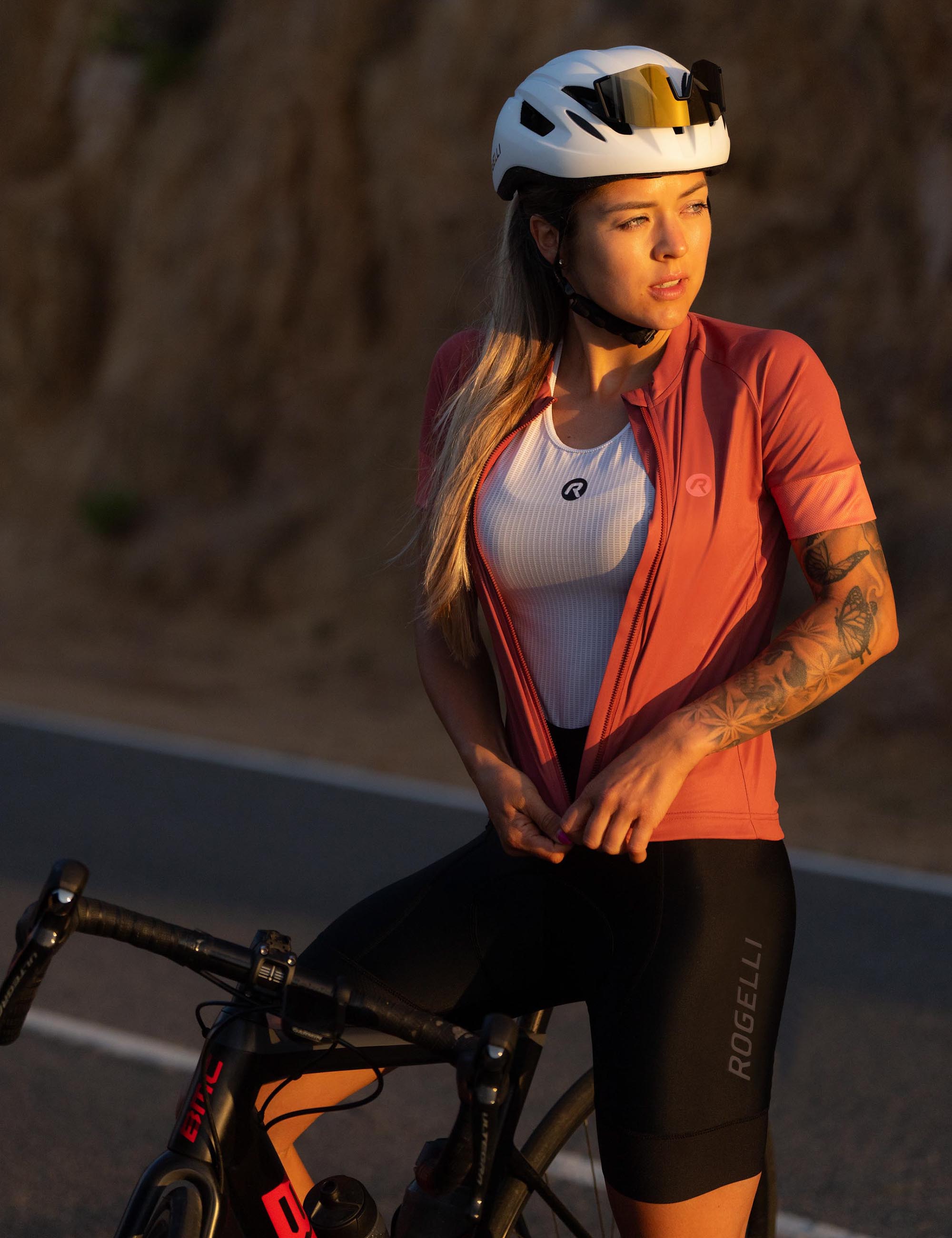 Ontdek deze dames set met frisse kleur shirt en zwarte broek, perfect voor elke rit vol comfort.