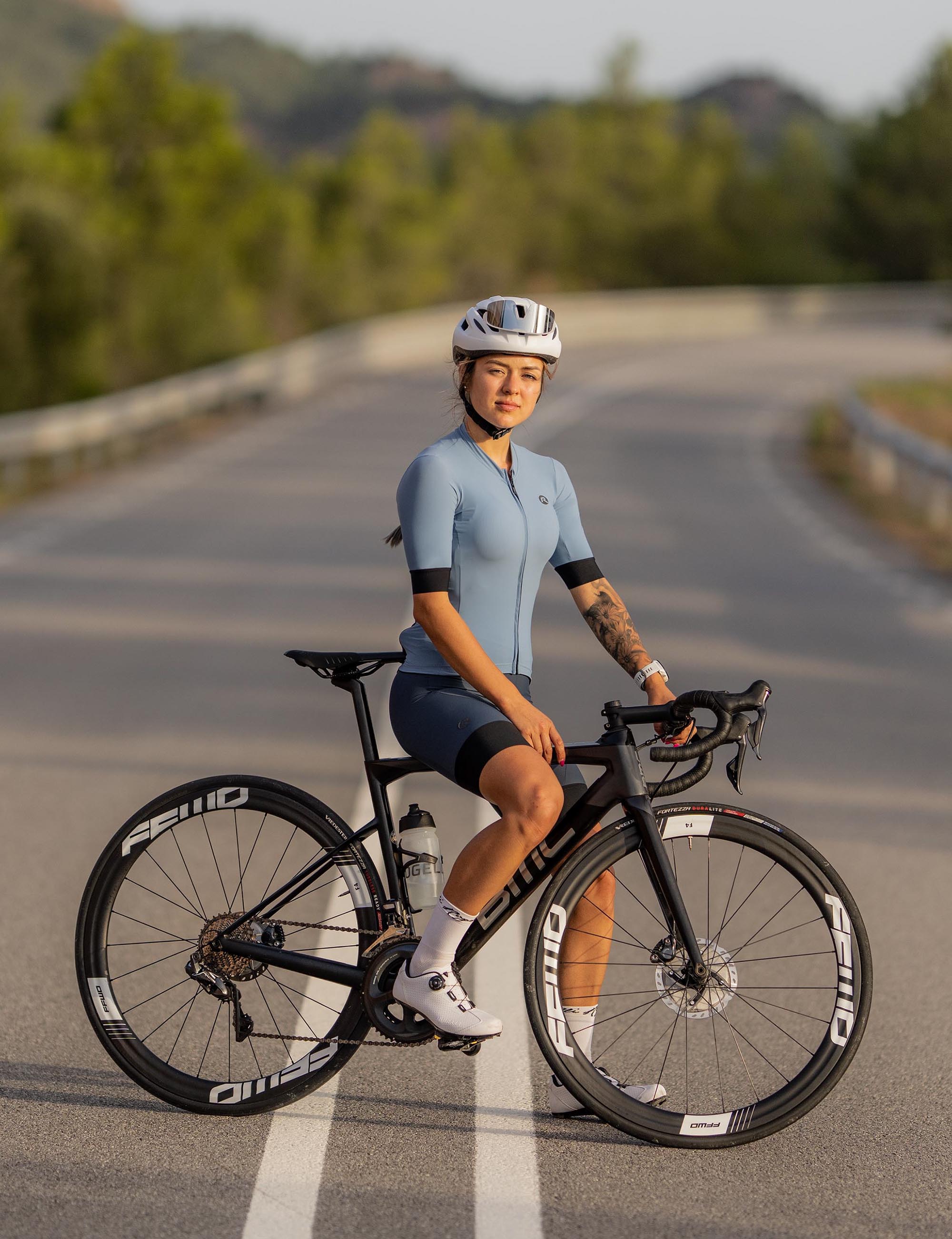 Dames fietsset in twee tinten blauw, stijlvol en comfortabel onderweg.