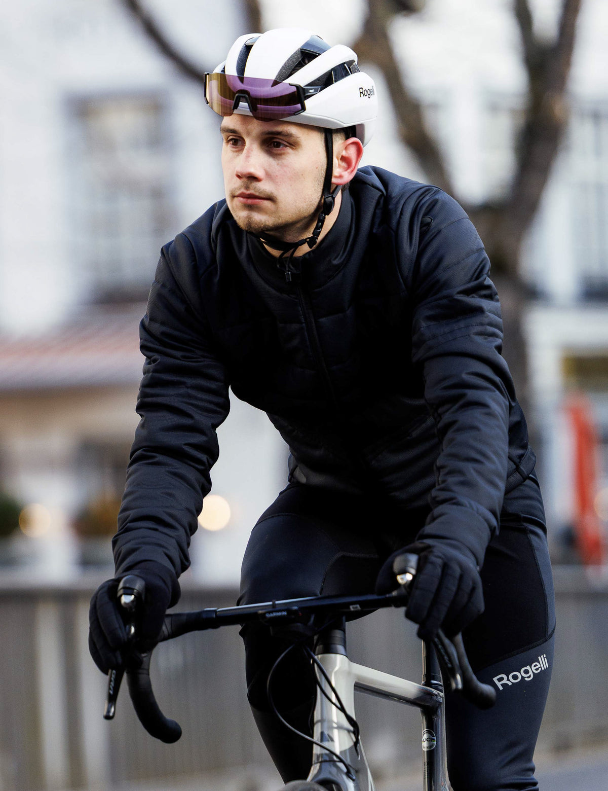 Man in Rogelli Artico fietsbroek heren tijdens een rit op de racefiets in koud weer.