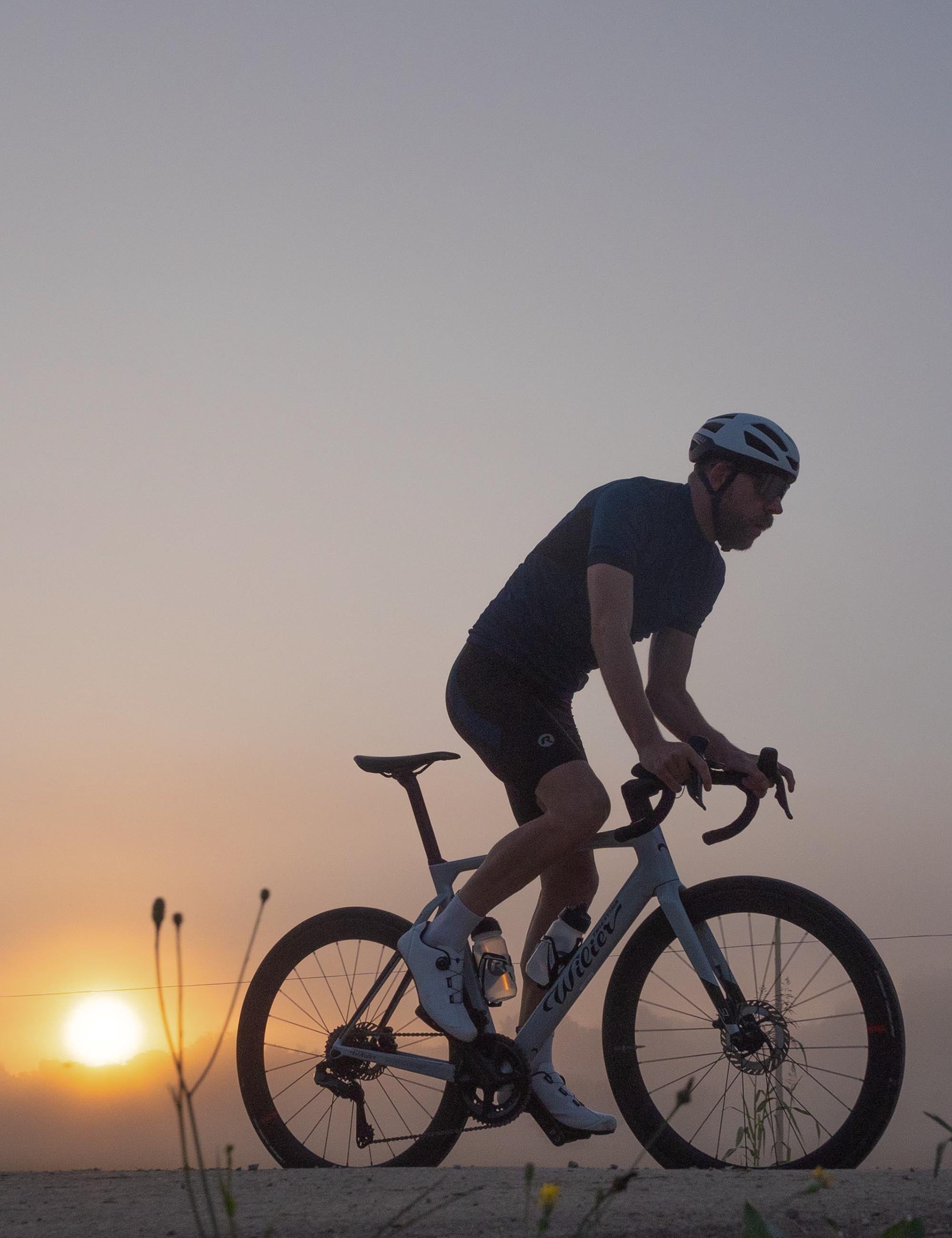 Ontdek deze Core-fietsset voor heren, comfortabel en ideaal voor korte en lange ritten.