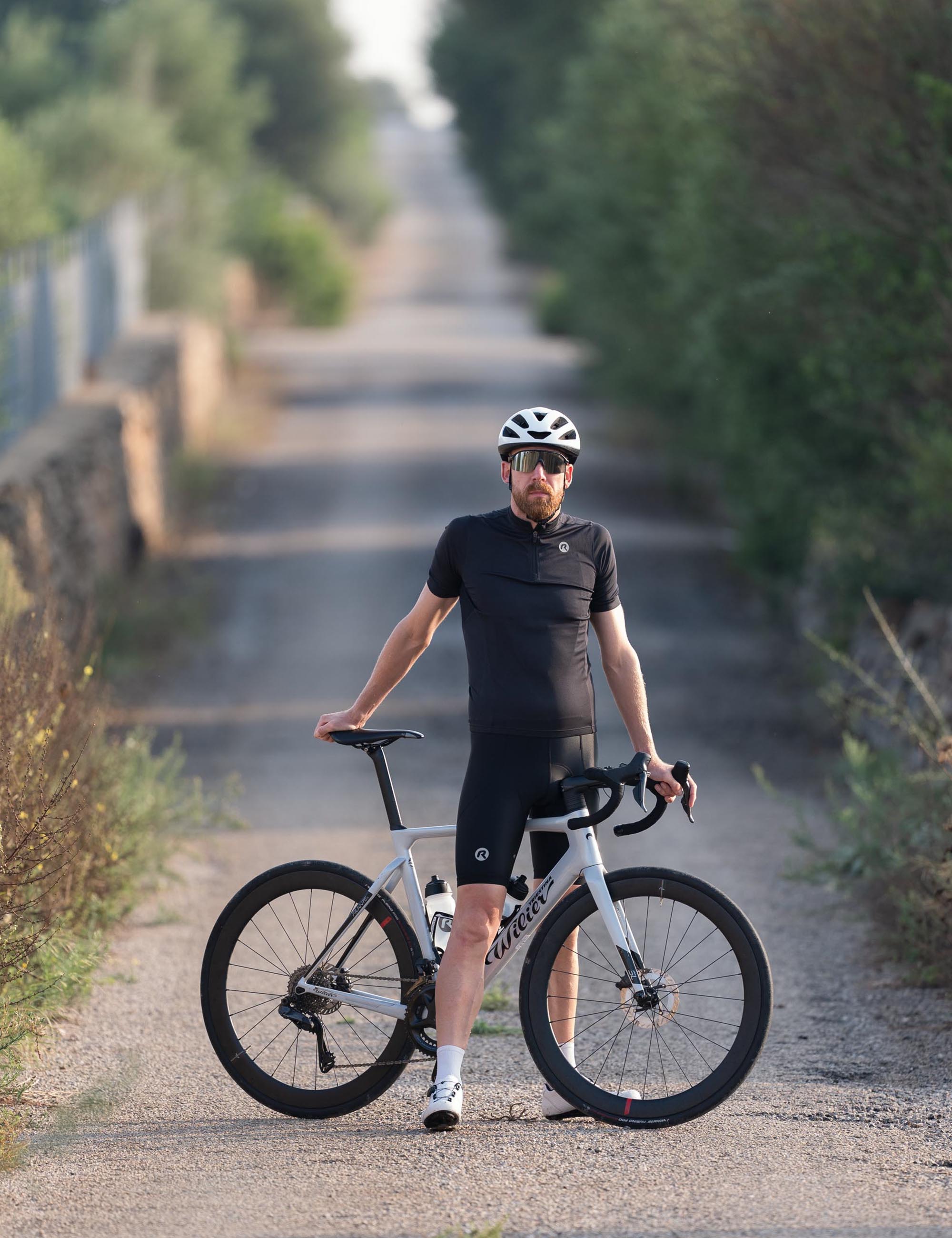 Maak je ritten aangenamer met deze Core-fietsset, stijlvolle combinatie van shirt en broek voor heren