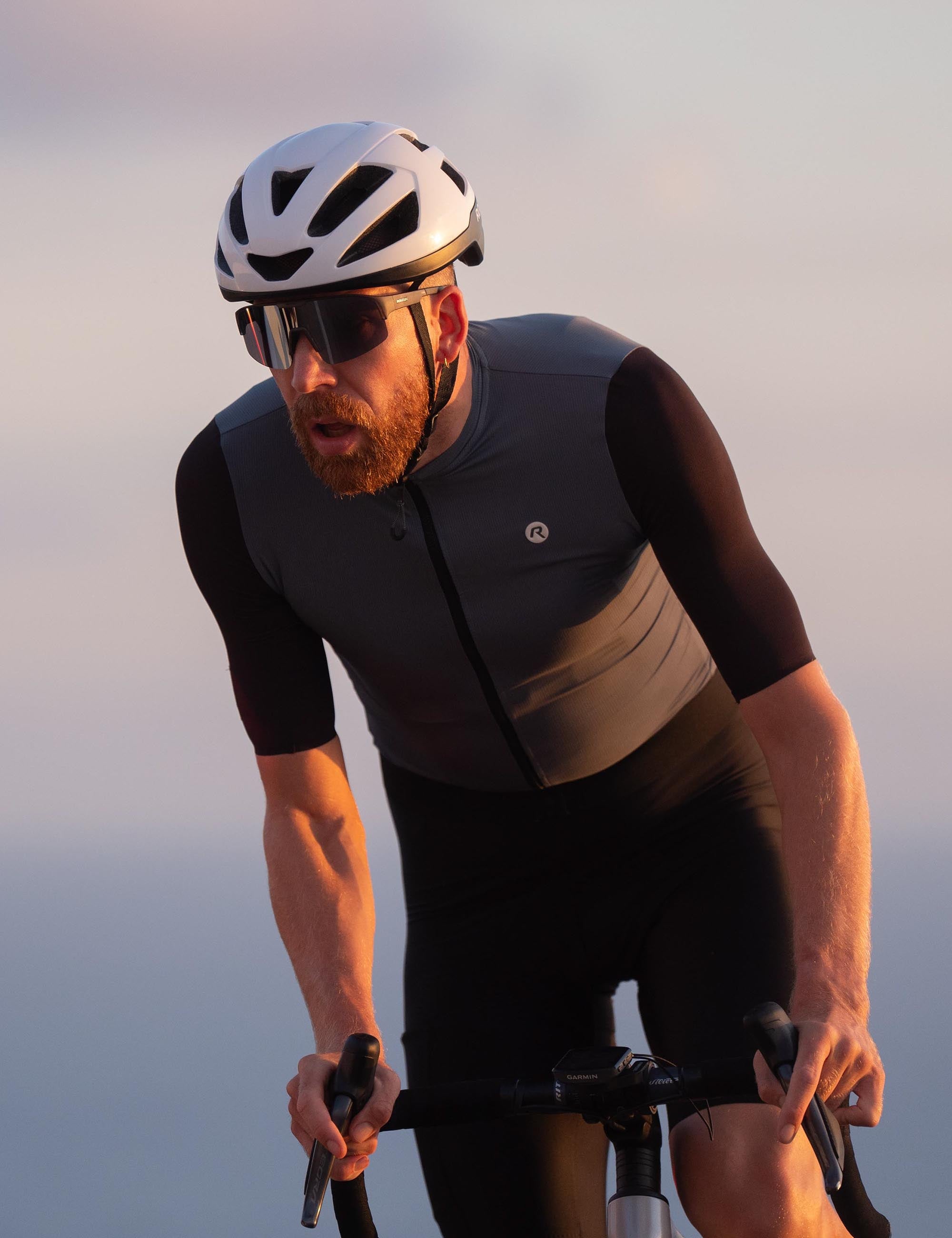 Laat elke kilometer tellen met deze Distance-fietsset voor heren, stijlvol en comfortabel.