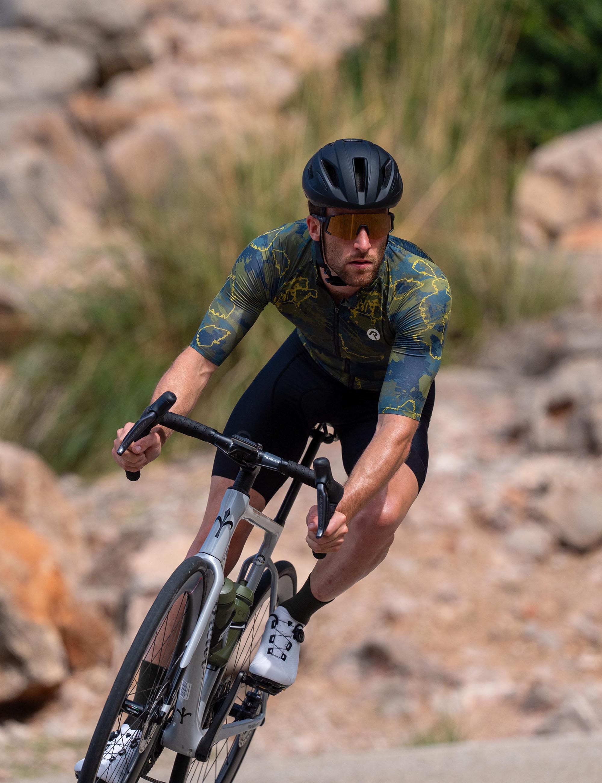 Laat elke rit ontspannen verlopen in deze heren set met stijlvolle print en perfecte pasvorm.