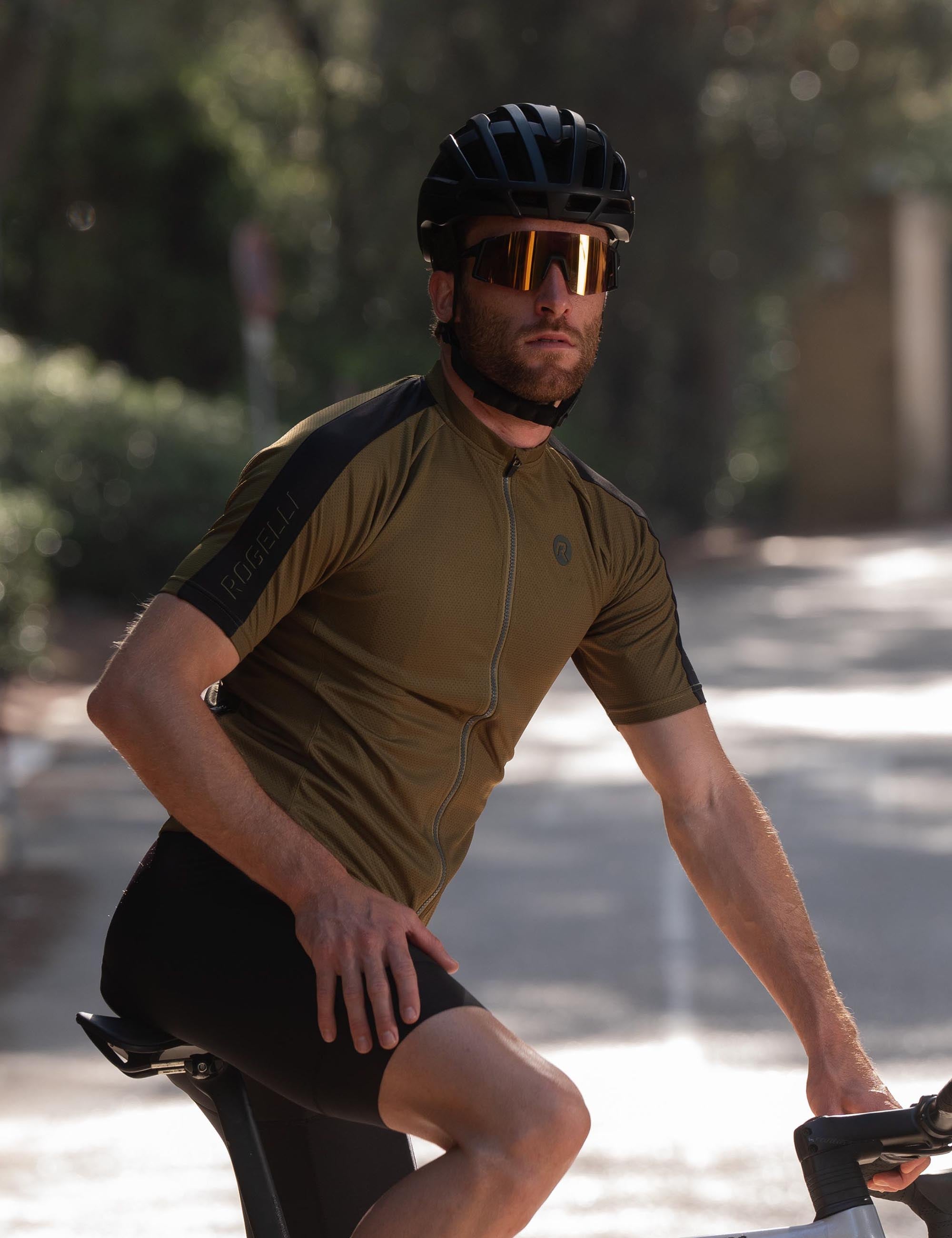 Deze Explore-herenset combineert shirt en broek voor een complete en comfortabele look.