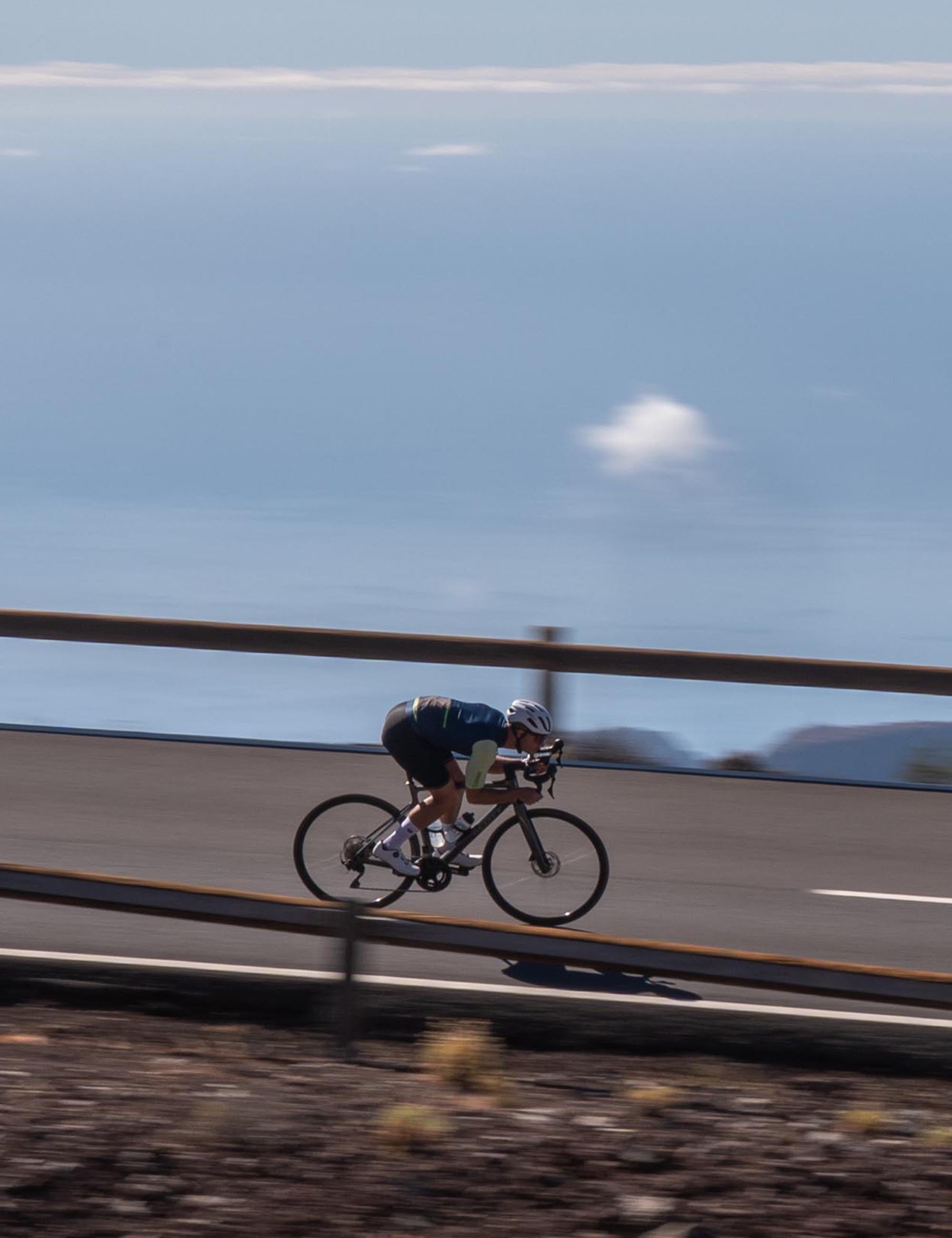 Complete heren fietsset met shirt en broek, comfortabel en stijlvol voor elke rit.
