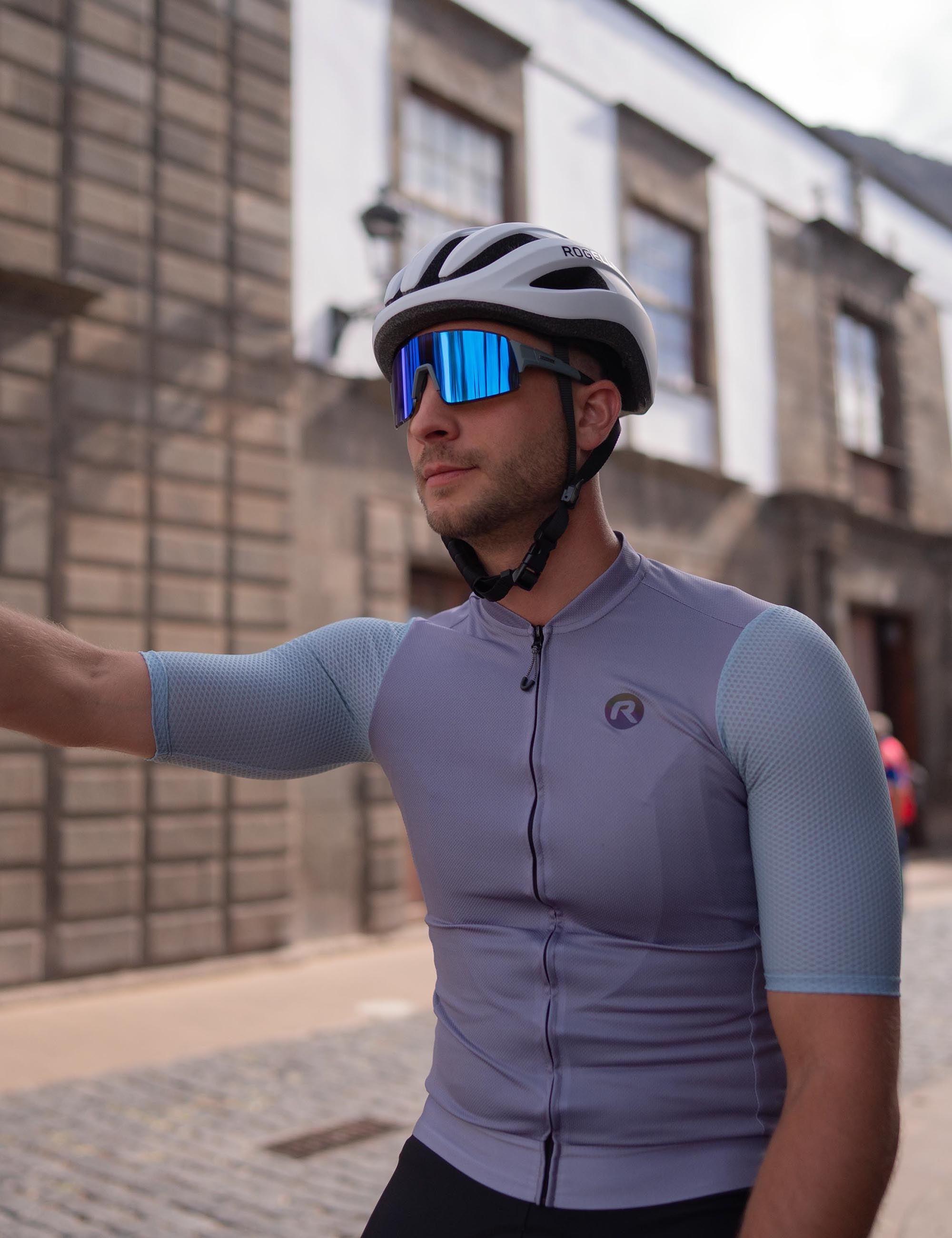 Deze heren Explore-set, bestaande uit fietsshirt en fietsbroek, biedt stijl en comfort voor iedere rit op de fiets.