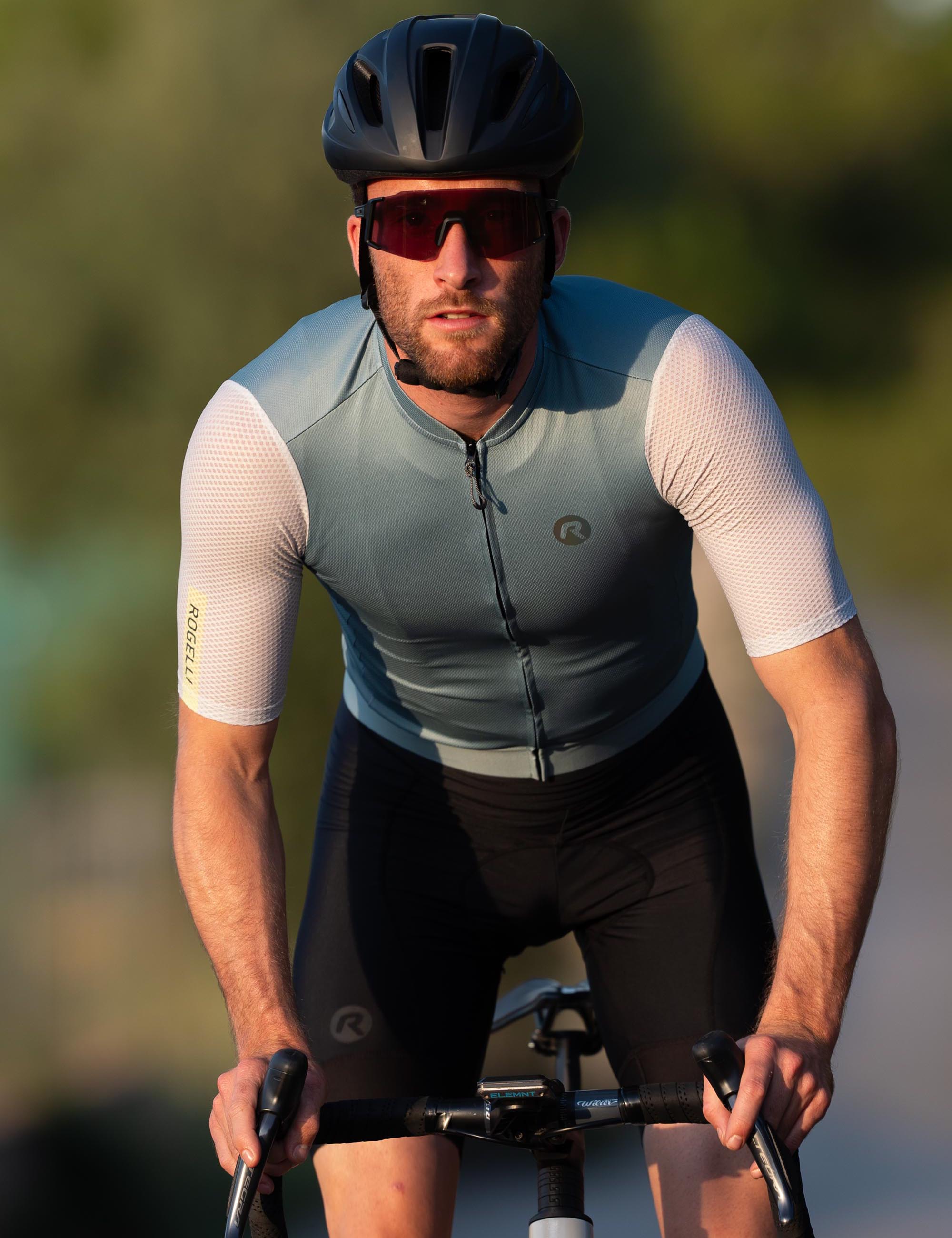 Fiets comfortabel en stijlvol met deze heren set, shirt en broek perfect gecombineerd.