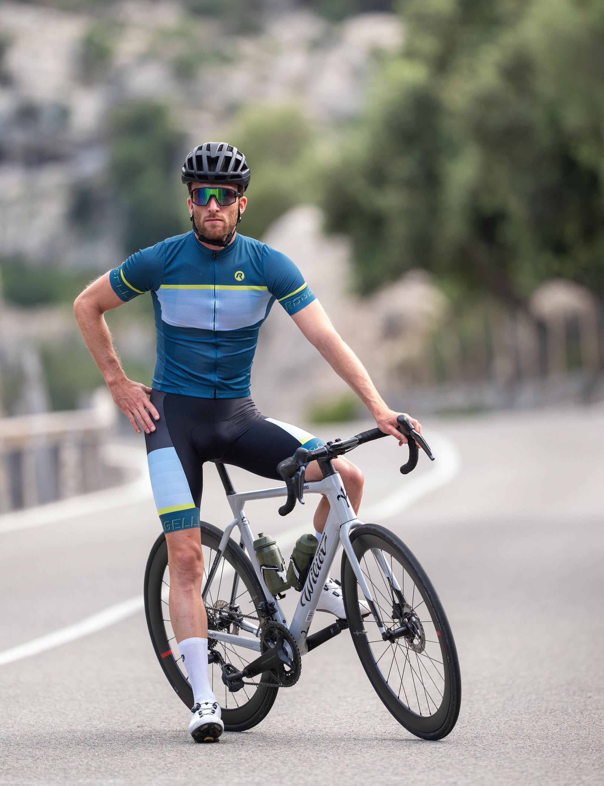 Complete Hero II-fietsset voor heren, shirt en broek perfect afgestemd voor comfortabele ritten.