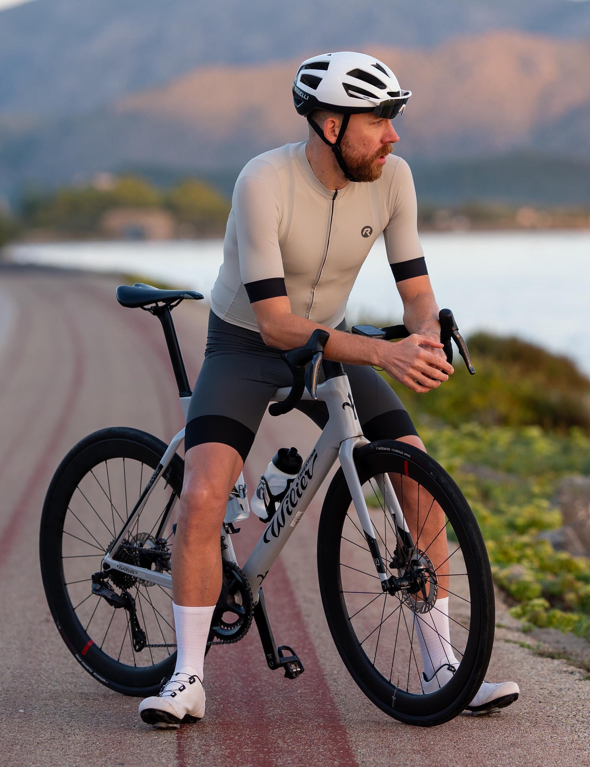 Ontdek deze complete Signature-herenset, stijlvol en comfortabel, klaar voor elke rit.